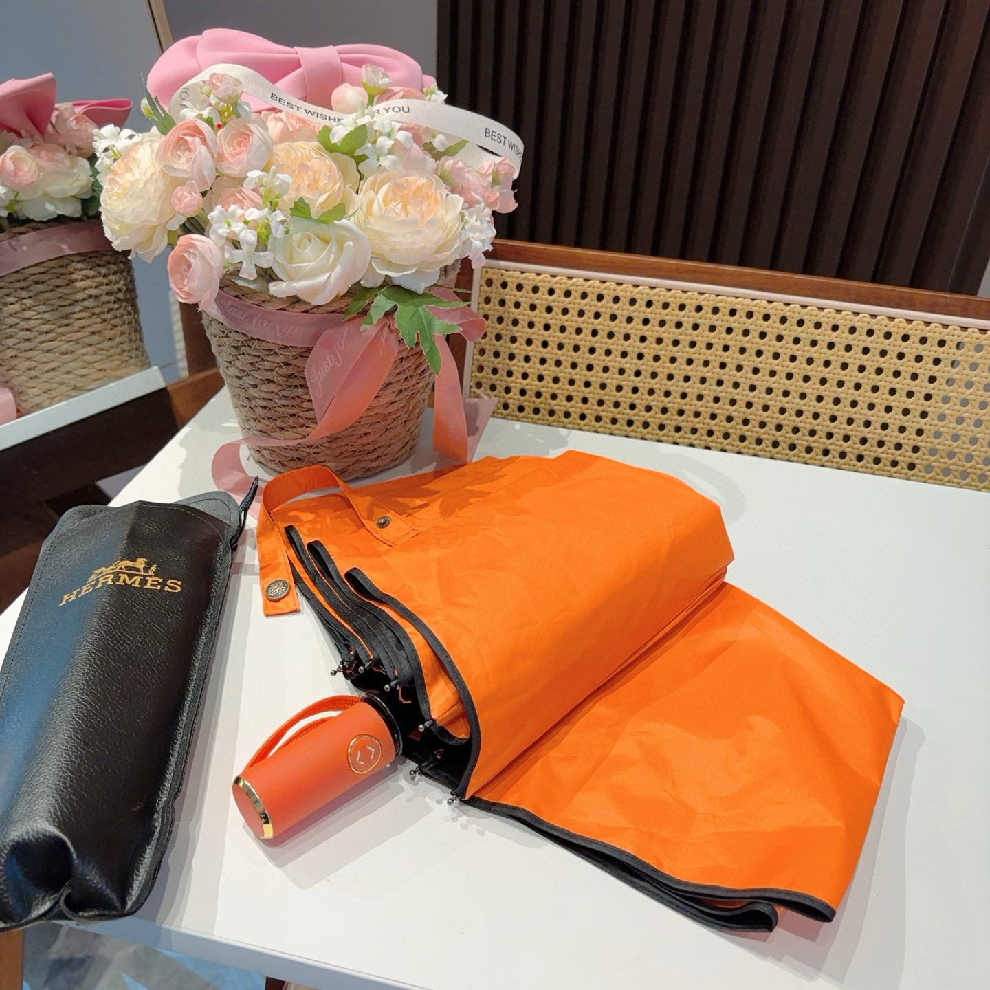 爱马仕（Hermès）   新款 极品H家三折自动伞重磅呈现 以其精湛的工艺技术和源源不断的想像力 新涂
