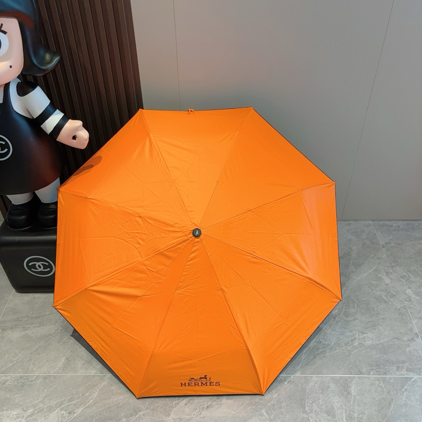 爱马仕（Hermès）   新款 极品H家三折自动伞重磅呈现 以其精湛的工艺技术和源源不断的想像力 新涂