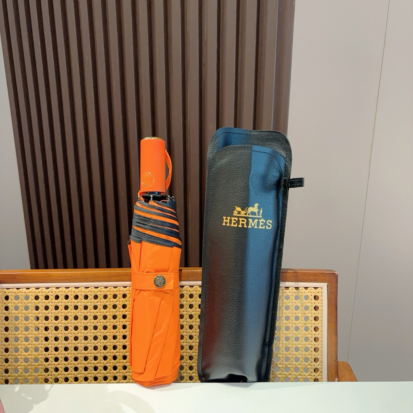 爱马仕（Hermès）   新款 极品H家三折自动伞重磅呈现 以其精湛的工艺技术和源源不断的想像力 新涂