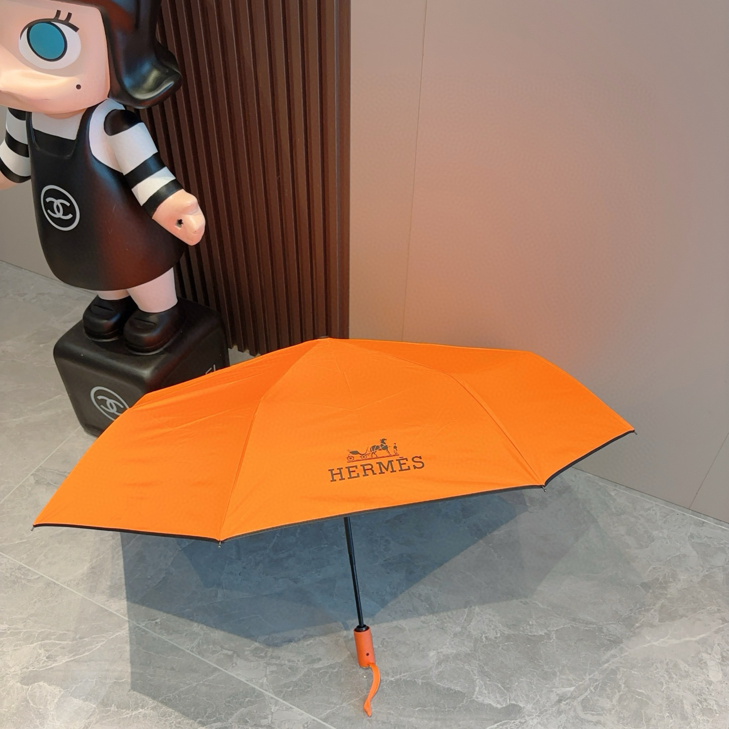 爱马仕（Hermès）   新款 极品H家三折自动伞重磅呈现 以其精湛的工艺技术和源源不断的想像力 新涂