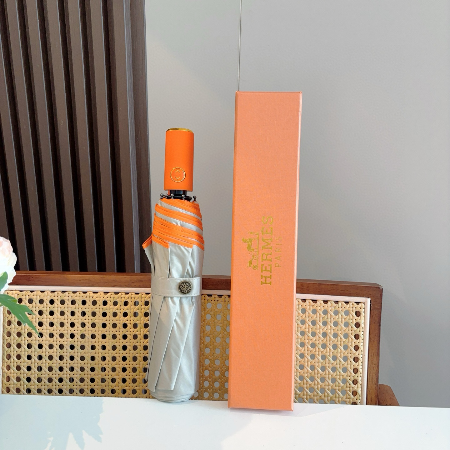 爱马仕（Hermès）   新款 极品H家三折自动伞重磅呈现 以其精湛的工艺技术和源源不断的想像力 新涂
