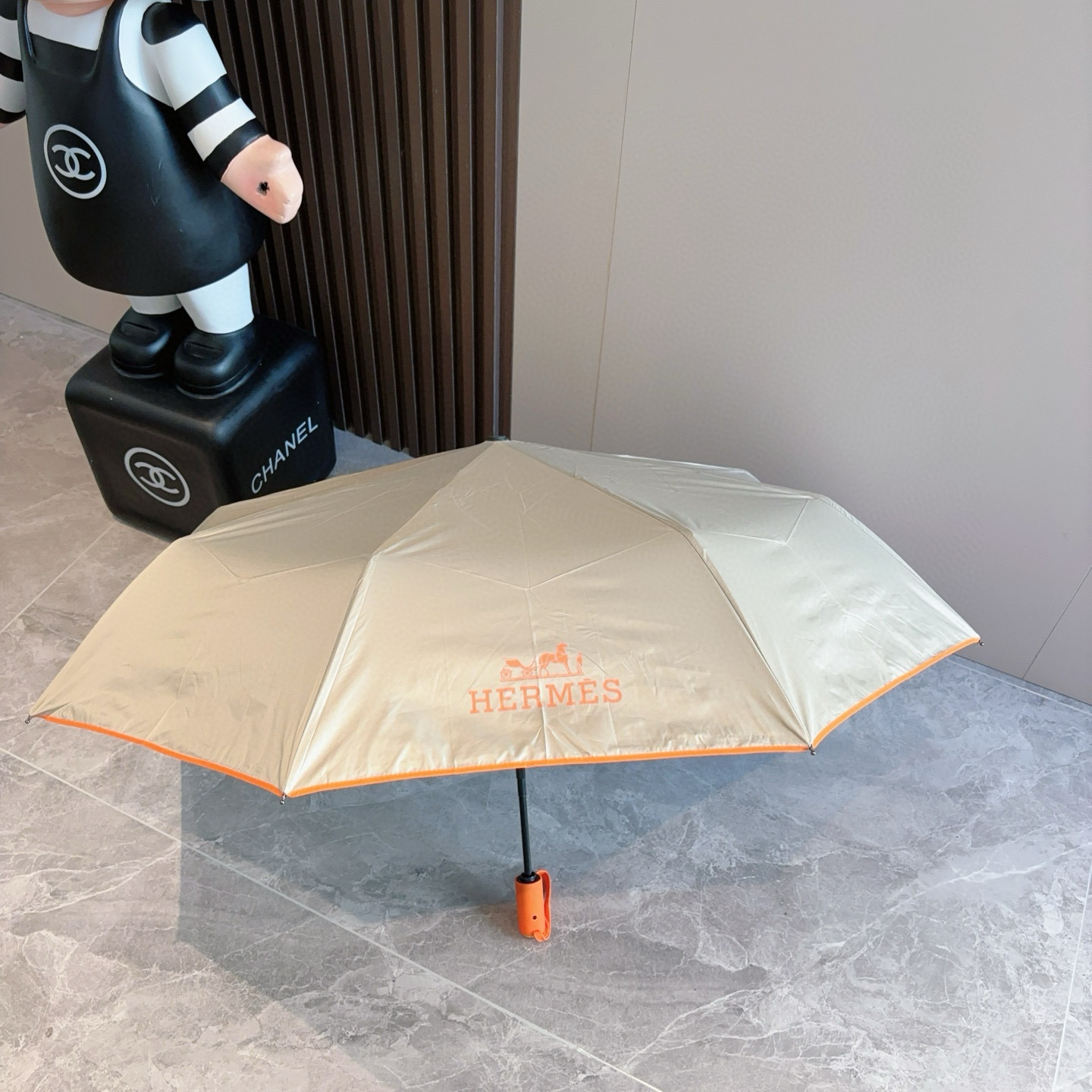 爱马仕（Hermès）   新款 极品H家三折自动伞重磅呈现 以其精湛的工艺技术和源源不断的想像力 新涂