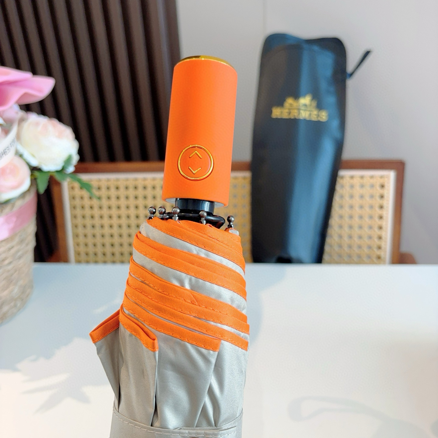 爱马仕（Hermès）   新款 极品H家三折自动伞重磅呈现 以其精湛的工艺技术和源源不断的想像力 新涂