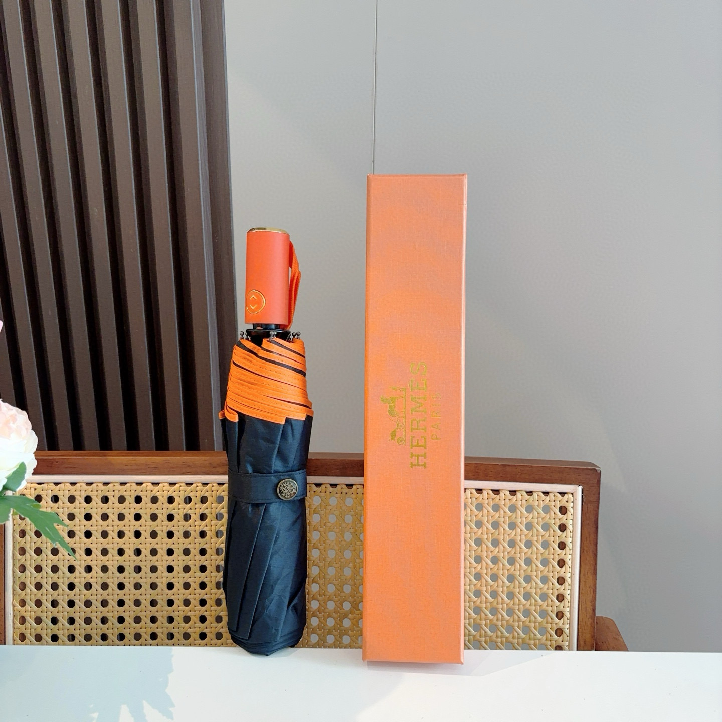 爱马仕（Hermès）   新款 极品H家三折自动伞重磅呈现 以其精湛的工艺技术和源源不断的想像力 新涂