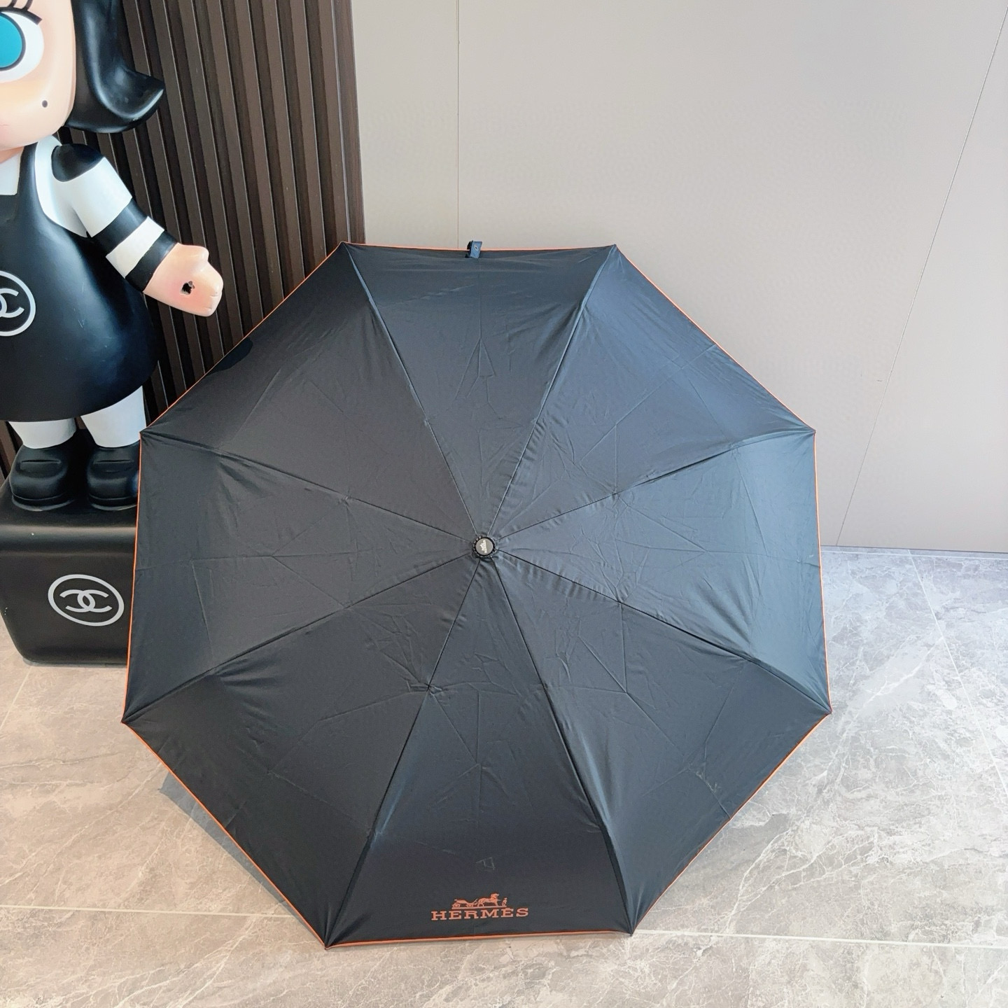 爱马仕（Hermès）   新款 极品H家三折自动伞重磅呈现 以其精湛的工艺技术和源源不断的想像力 新涂