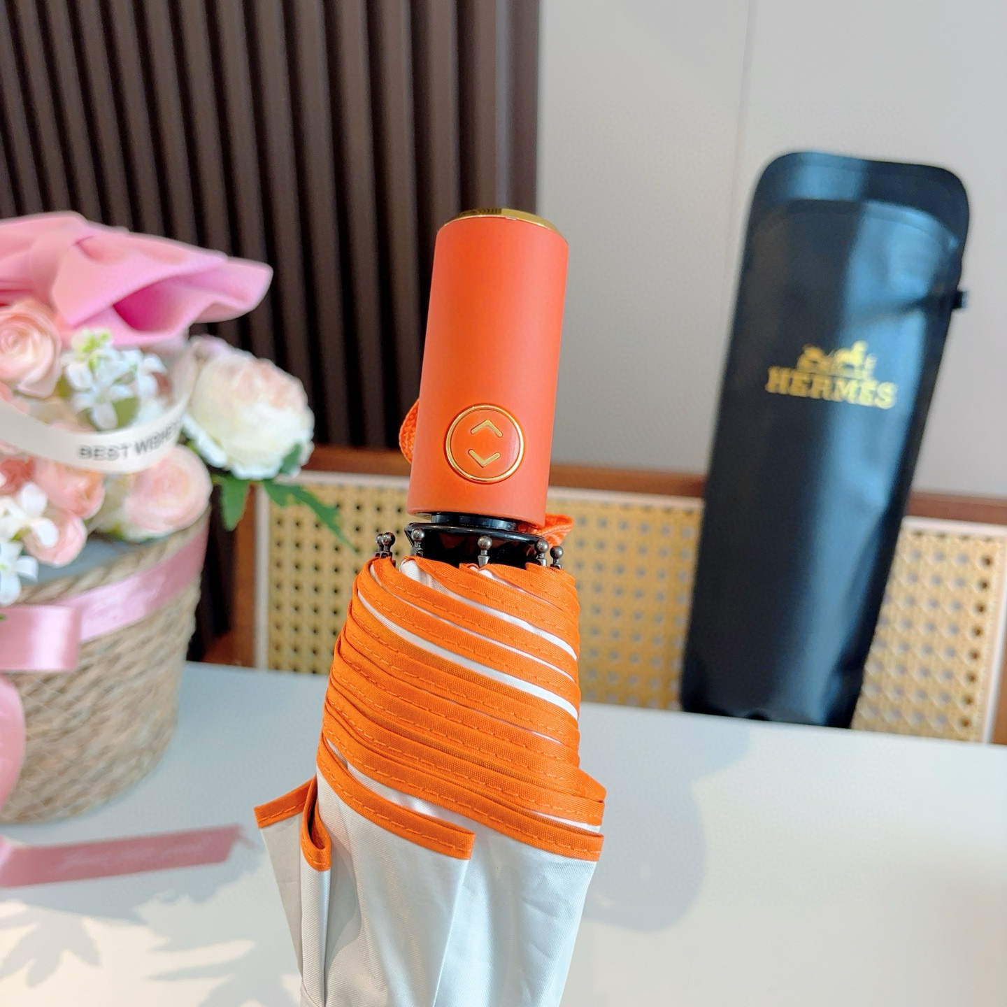 爱马仕（Hermès）   新款 极品H家三折自动伞重磅呈现 以其精湛的工艺技术和源源不断的想像力 新涂