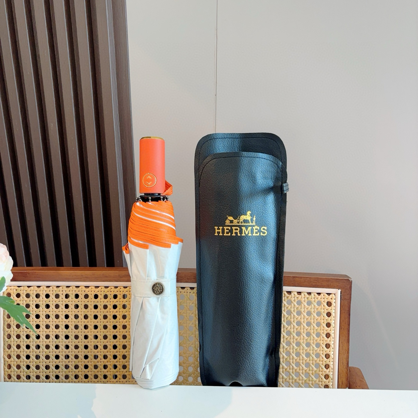 爱马仕（Hermès）   新款 极品H家三折自动伞重磅呈现 以其精湛的工艺技术和源源不断的想像力 新涂