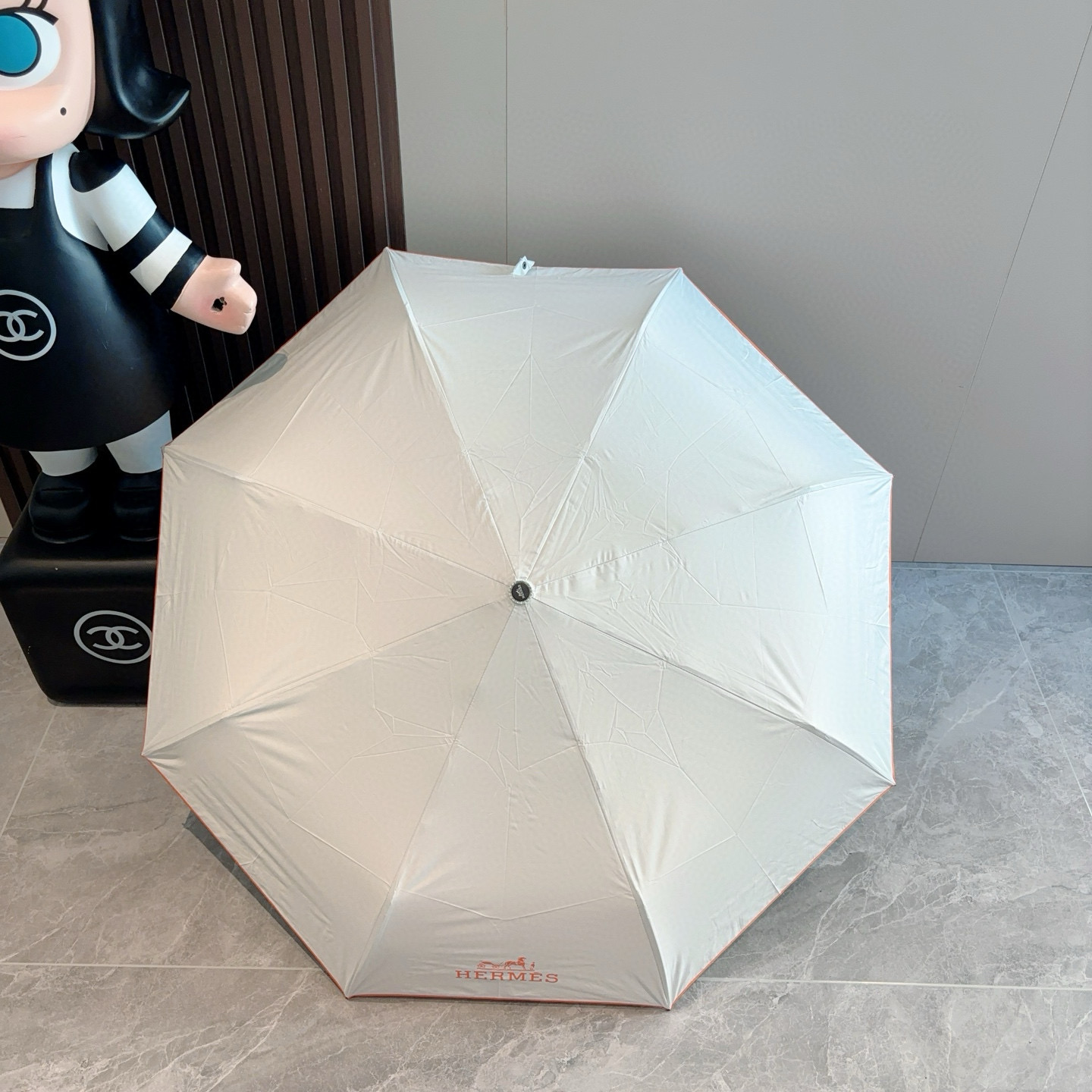 爱马仕（Hermès）   新款 极品H家三折自动伞重磅呈现 以其精湛的工艺技术和源源不断的想像力 新涂
