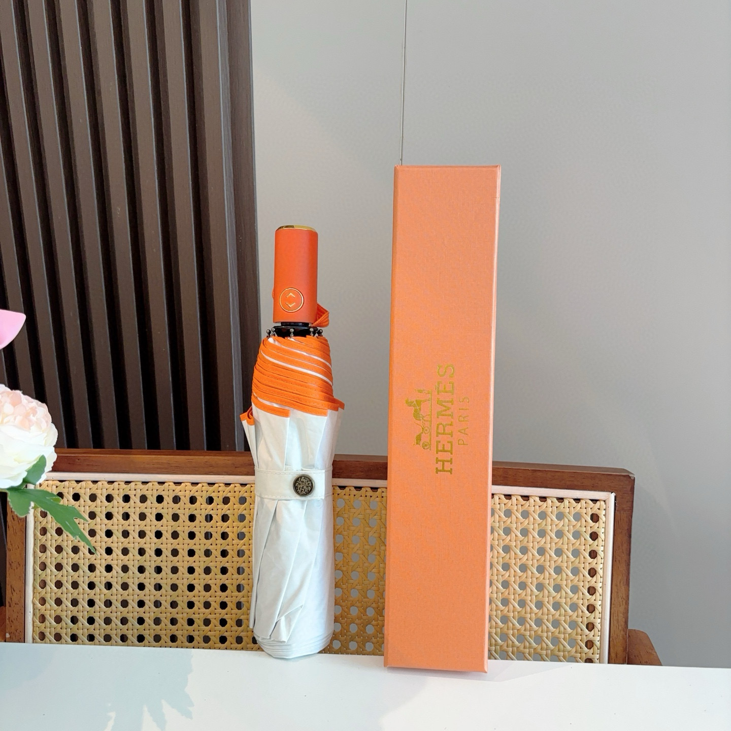 爱马仕（Hermès）   新款 极品H家三折自动伞重磅呈现 以其精湛的工艺技术和源源不断的想像力 新涂