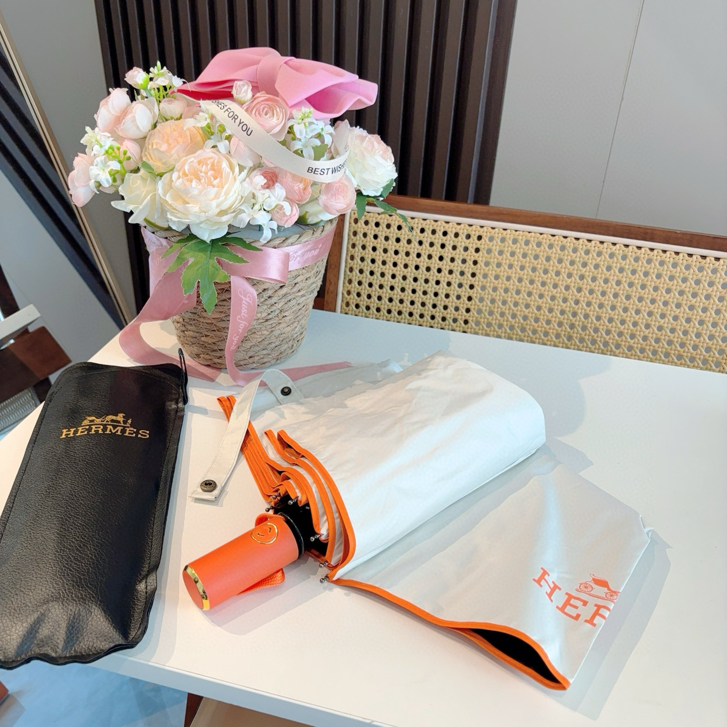 爱马仕（Hermès）   新款 极品H家三折自动伞重磅呈现 以其精湛的工艺技术和源源不断的想像力 新涂