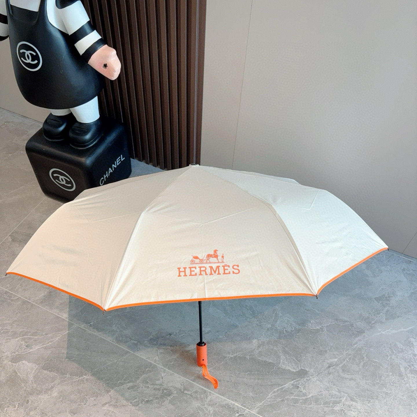 爱马仕（Hermès）   新款 极品H家三折自动伞重磅呈现 以其精湛的工艺技术和源源不断的想像力 新涂