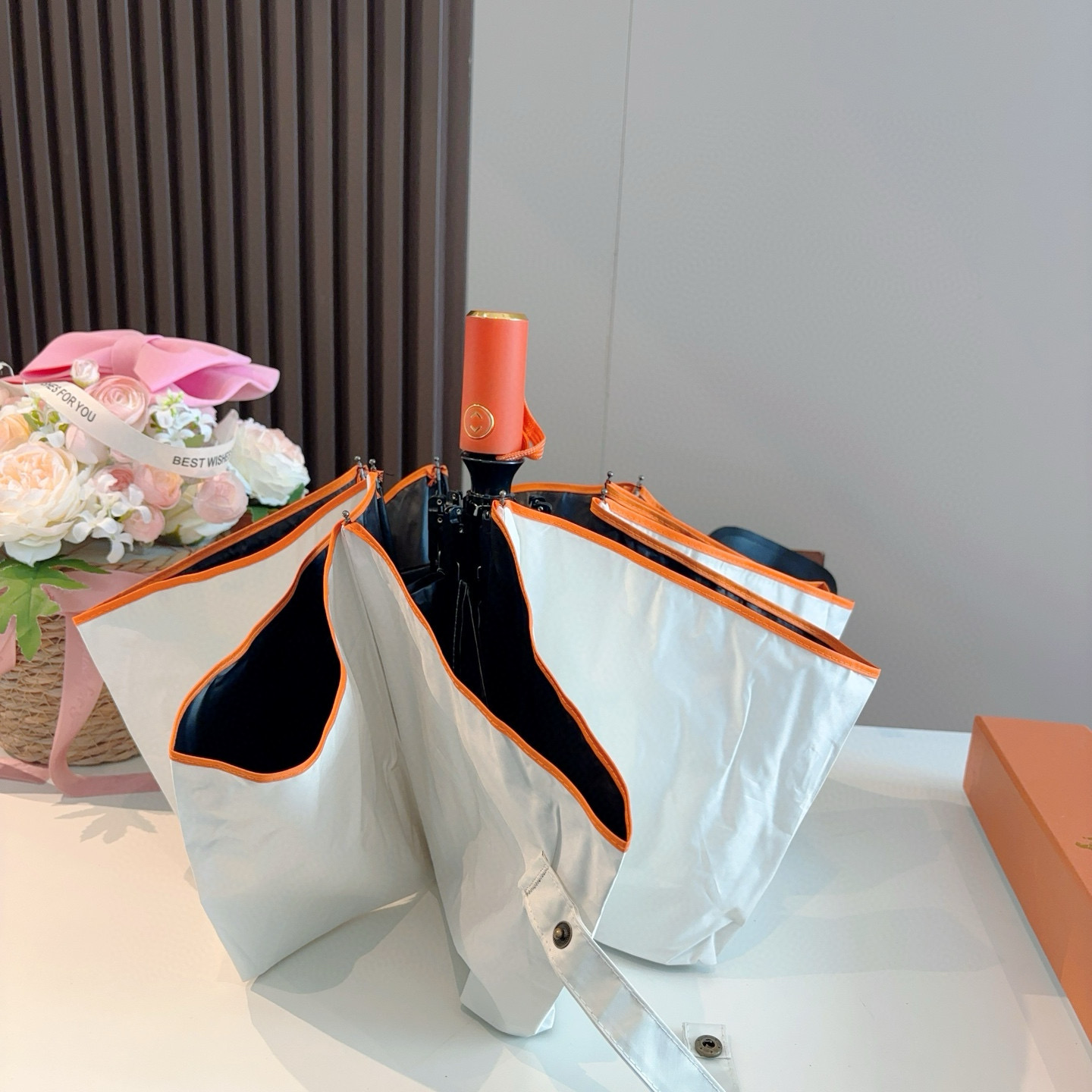 爱马仕（Hermès）   新款 极品H家三折自动伞重磅呈现 以其精湛的工艺技术和源源不断的想像力 新涂