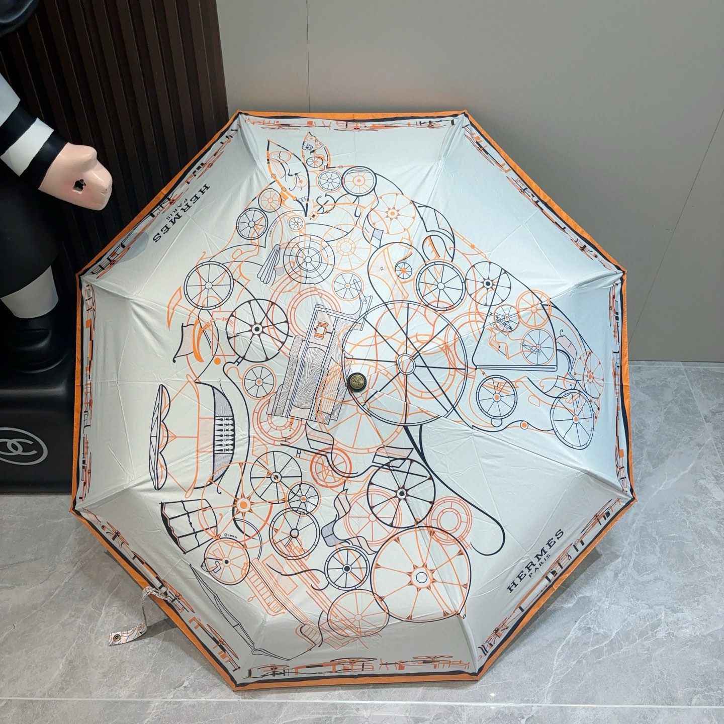爱马仕（Hermès）   新款 极品H家三折自动伞重磅呈现 以其精湛的工艺技术和源源不断的想像力 新涂