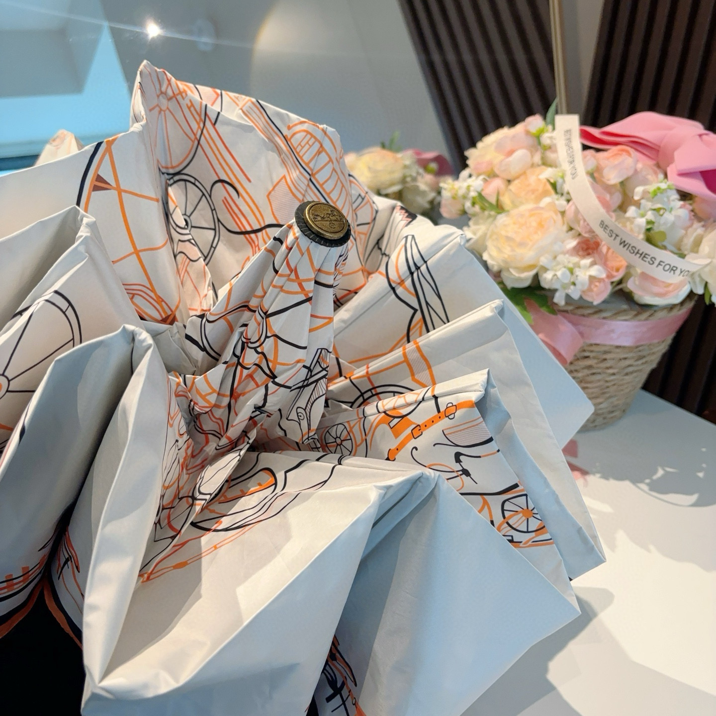 爱马仕（Hermès）   新款 极品H家三折自动伞重磅呈现 以其精湛的工艺技术和源源不断的想像力 新涂