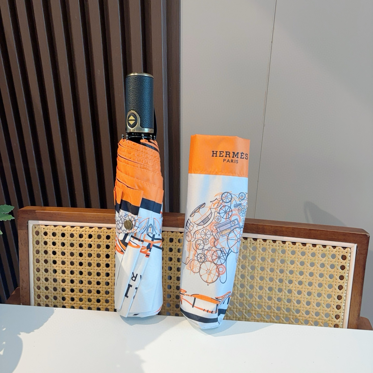 爱马仕（Hermès）   新款 极品H家三折自动伞重磅呈现 以其精湛的工艺技术和源源不断的想像力 新涂