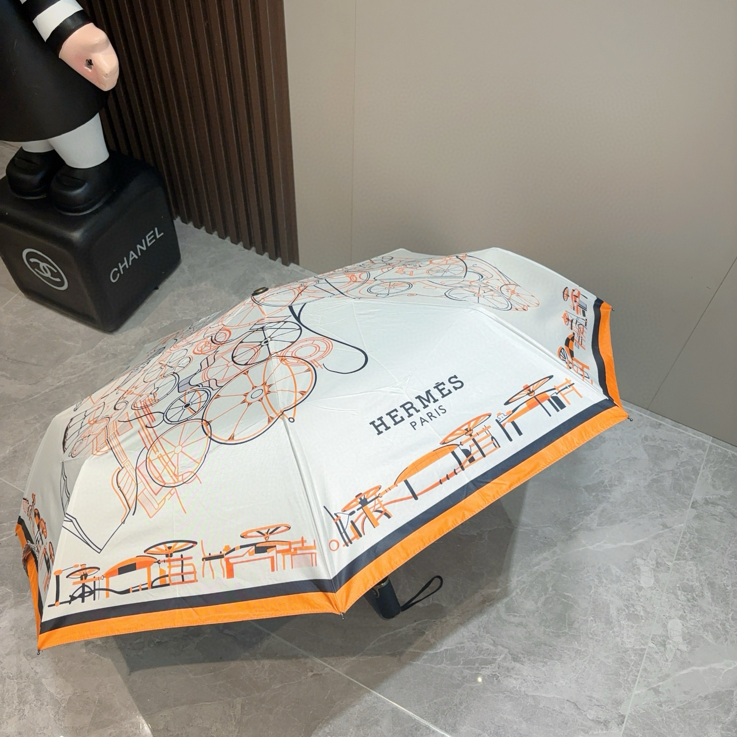 爱马仕（Hermès）   新款 极品H家三折自动伞重磅呈现 以其精湛的工艺技术和源源不断的想像力 新涂