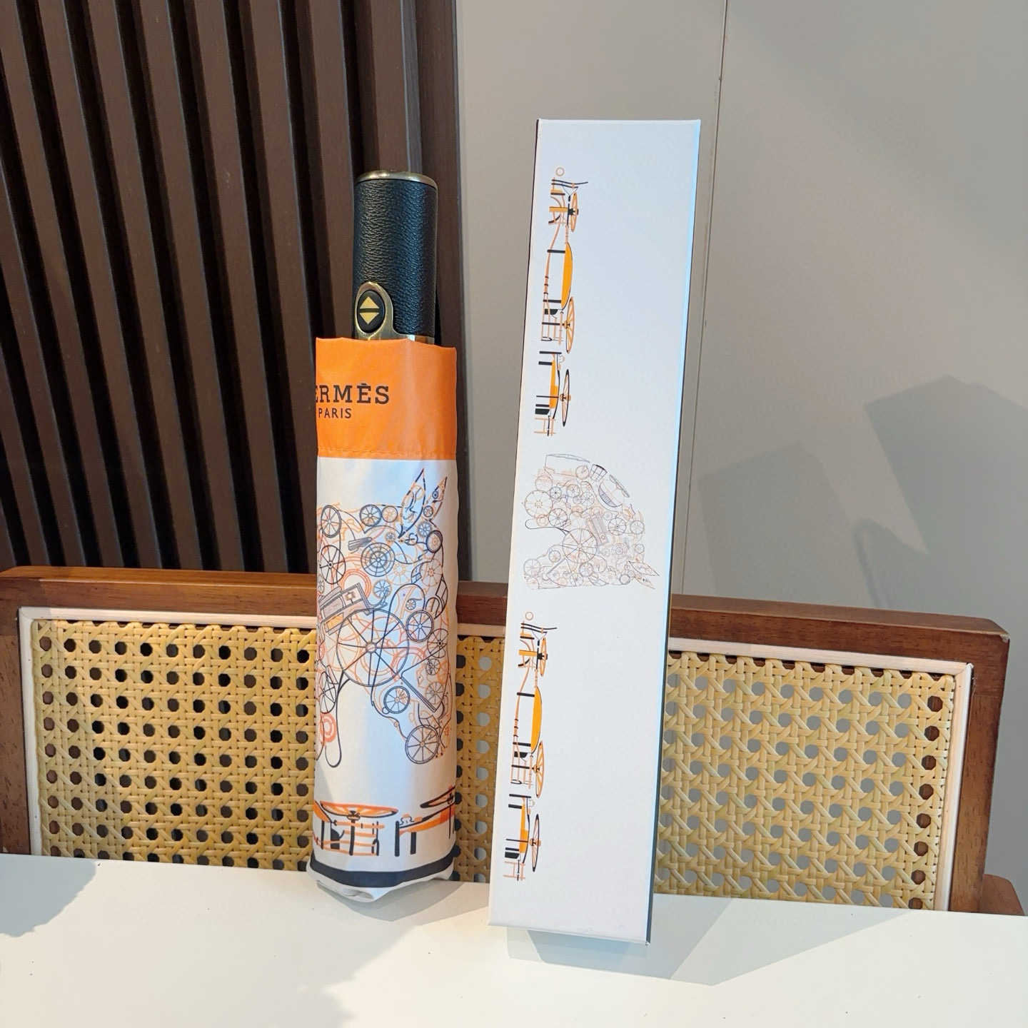 爱马仕（Hermès）   新款 极品H家三折自动伞重磅呈现 以其精湛的工艺技术和源源不断的想像力 新涂