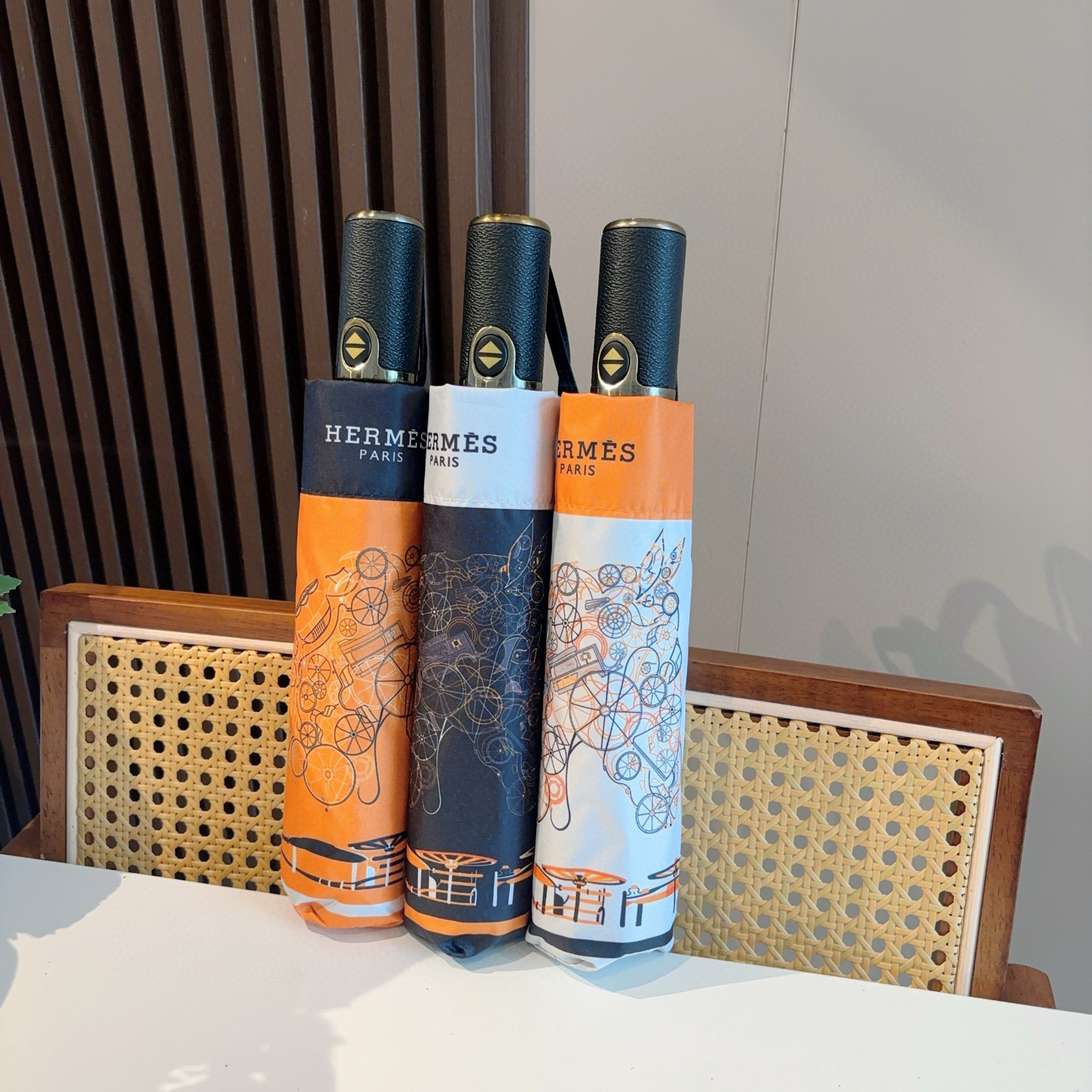 爱马仕（Hermès）   新款 极品H家三折自动伞重磅呈现 以其精湛的工艺技术和源源不断的想像力 新涂
