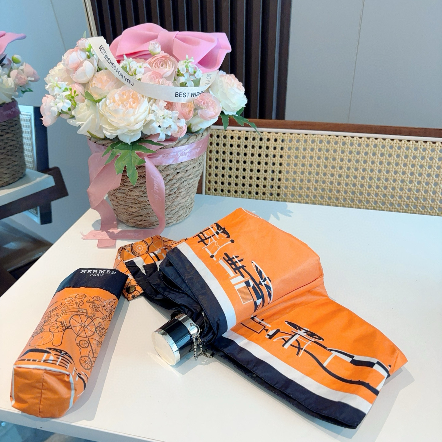 HERMÈS (爱马仕)新款 五折伞 热卖款 时尚指数爆表 不论晴天雨天使用都相得益彰 拥有它感受风从身