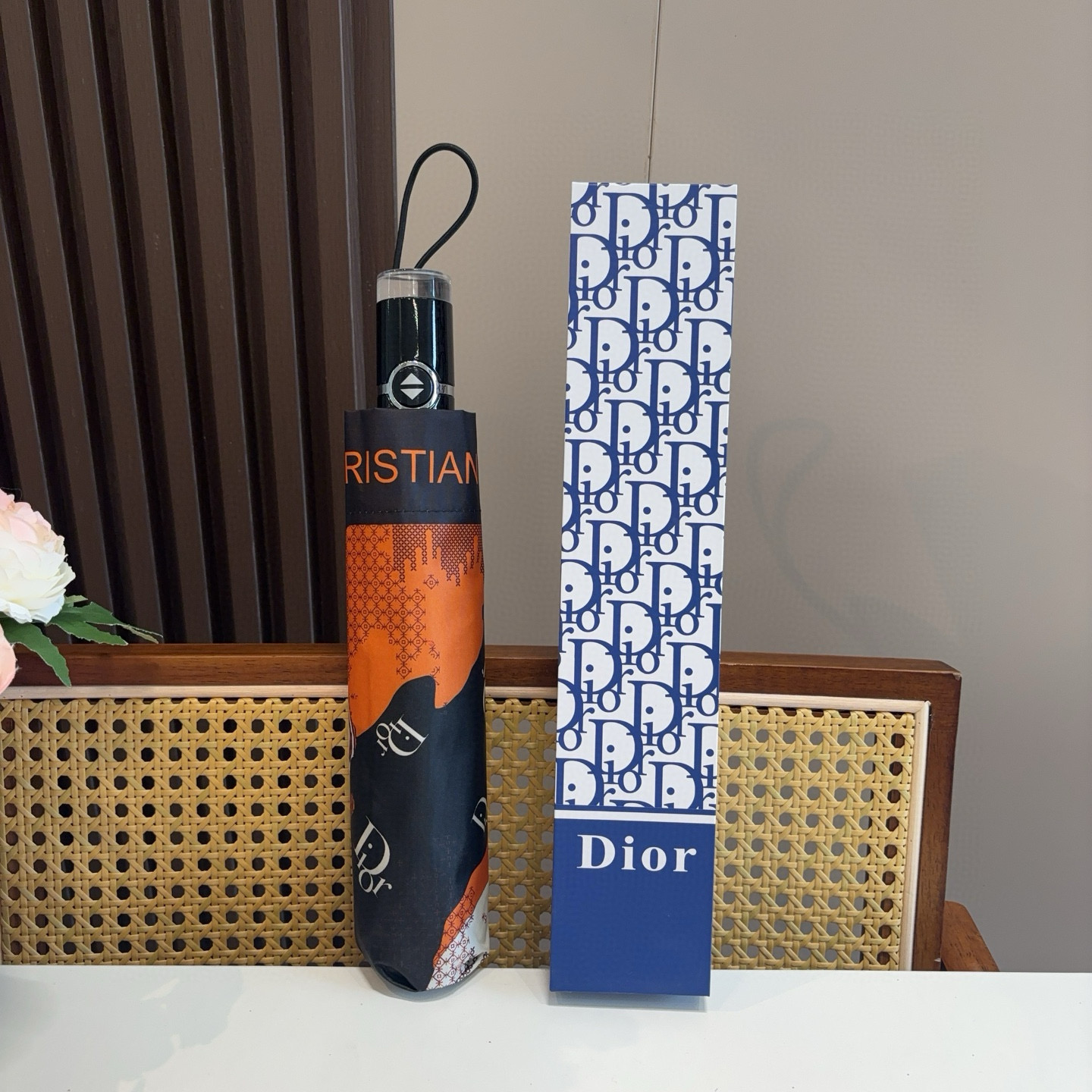  DIOR（迪奥）三折自动折叠晴雨伞  时尚原单代工品质 细节精致 看得见的品质 打破一成不变 色泽纯正