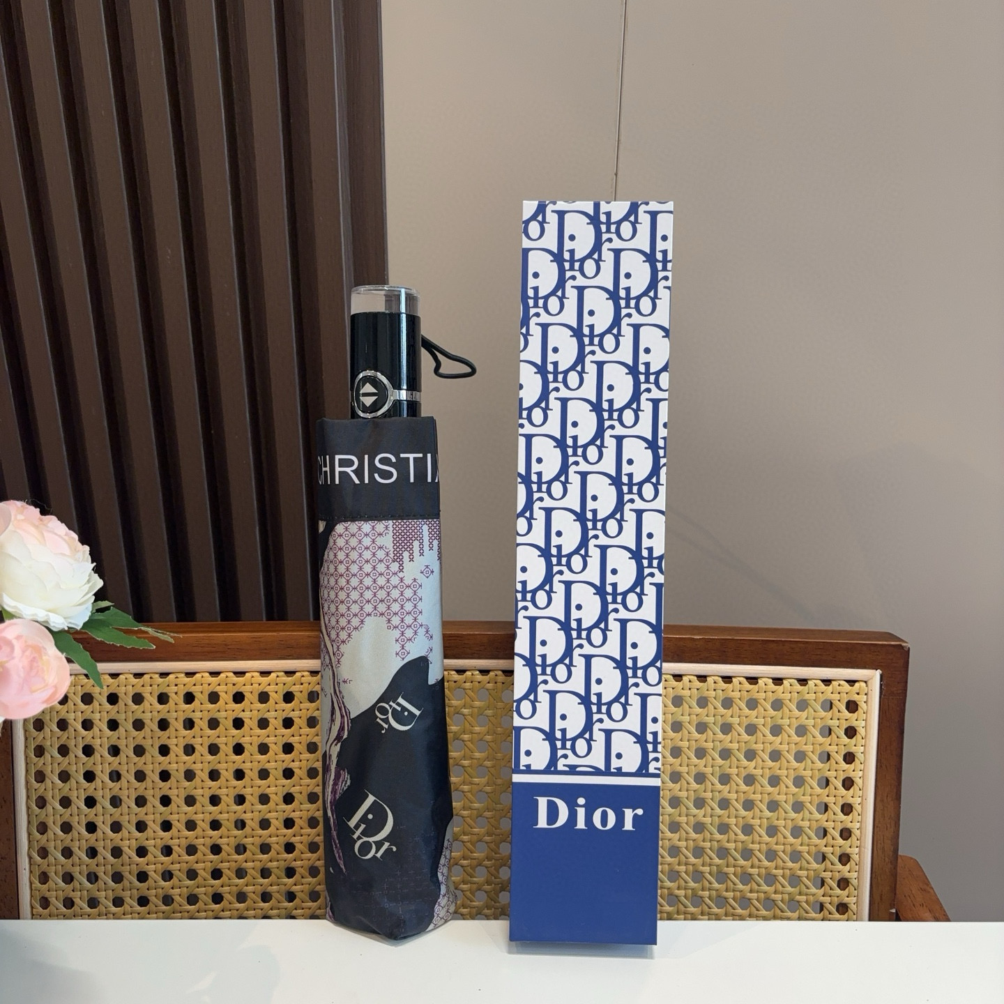  DIOR（迪奥）三折自动折叠晴雨伞  时尚原单代工品质 细节精致 看得见的品质 打破一成不变 色泽纯正
