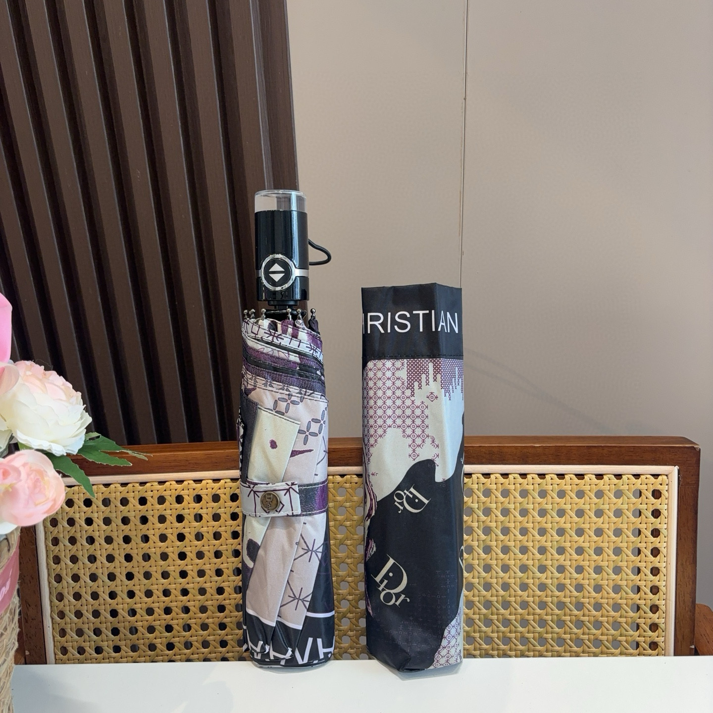  DIOR（迪奥）三折自动折叠晴雨伞  时尚原单代工品质 细节精致 看得见的品质 打破一成不变 色泽纯正