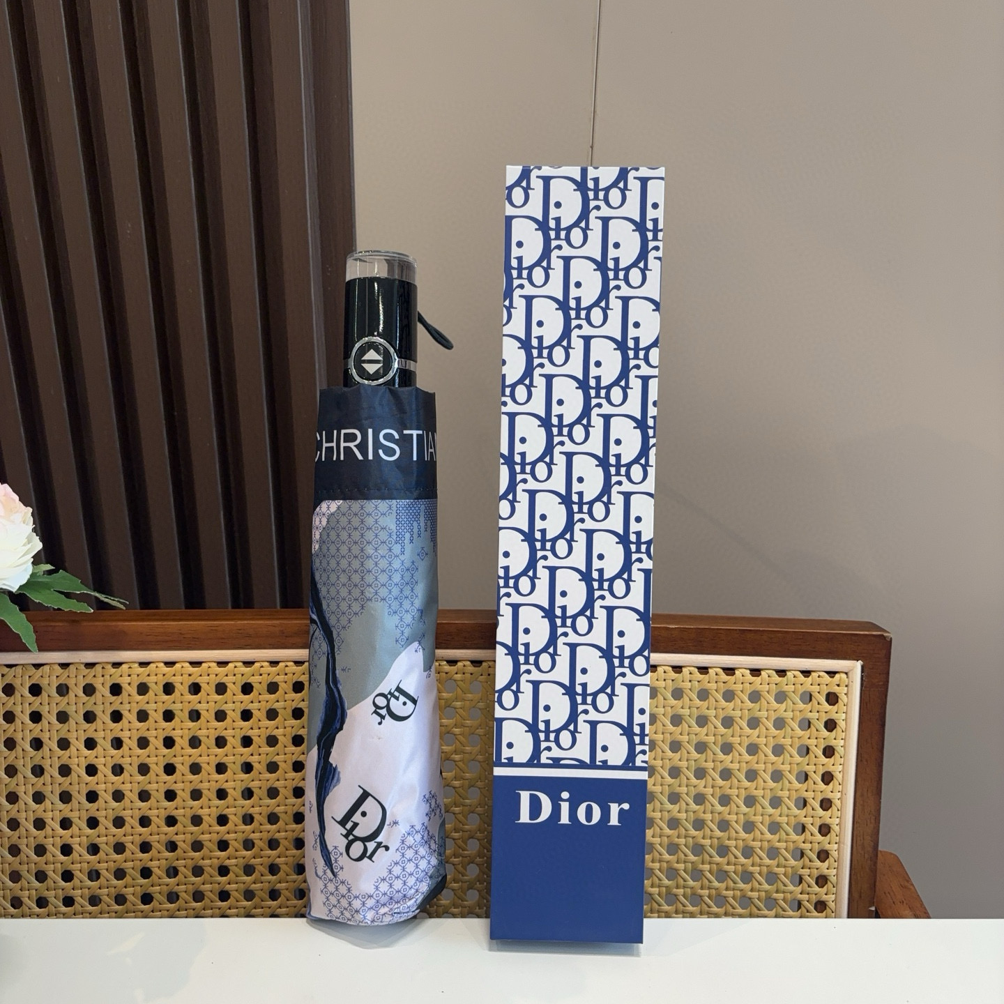  DIOR（迪奥）三折自动折叠晴雨伞  时尚原单代工品质 细节精致 看得见的品质 打破一成不变 色泽纯正
