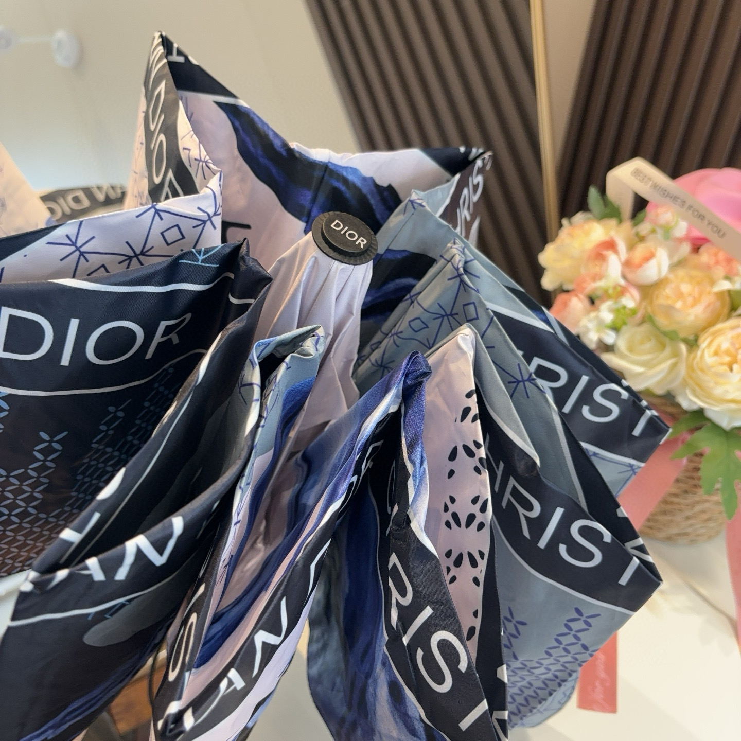  DIOR（迪奥）三折自动折叠晴雨伞  时尚原单代工品质 细节精致 看得见的品质 打破一成不变 色泽纯正
