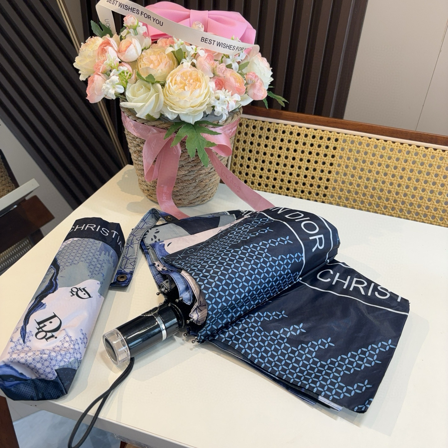  DIOR（迪奥）三折自动折叠晴雨伞  时尚原单代工品质 细节精致 看得见的品质 打破一成不变 色泽纯正