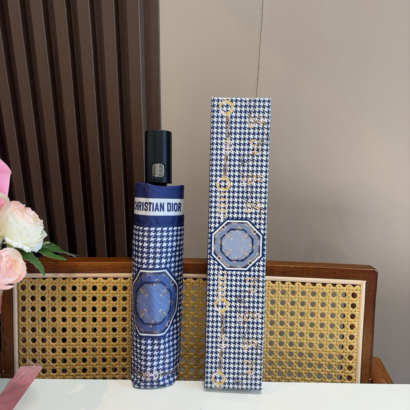  DIOR（迪奥）三折自动折叠晴雨伞  时尚原单代工品质 细节精致 看得见的品质 打破一成不变 色泽纯正