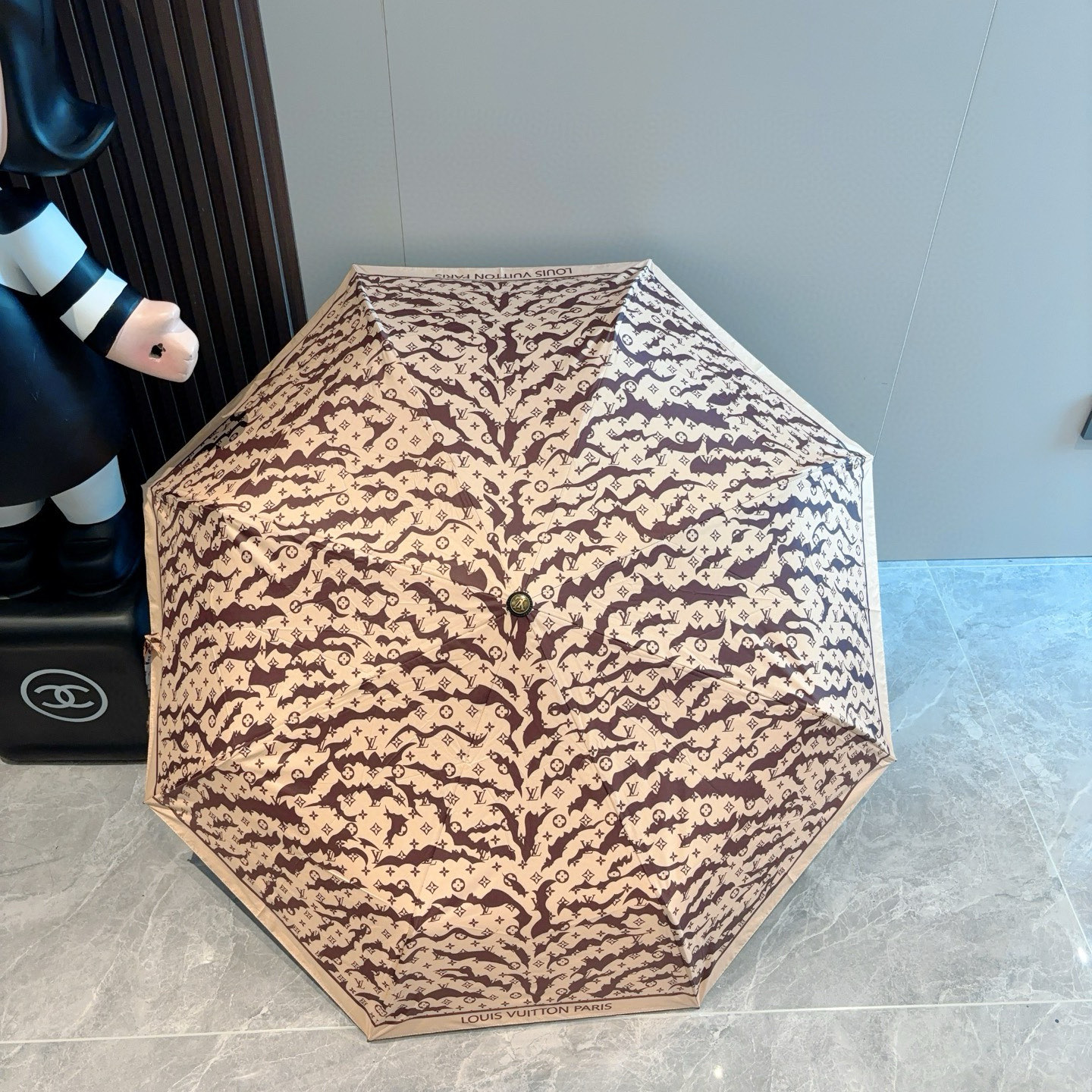 LOUIS VUITTON （路易威登）新款 三折自动折叠晴雨伞 新涂层技术深色伞面 拥有令人惊喜的遮光