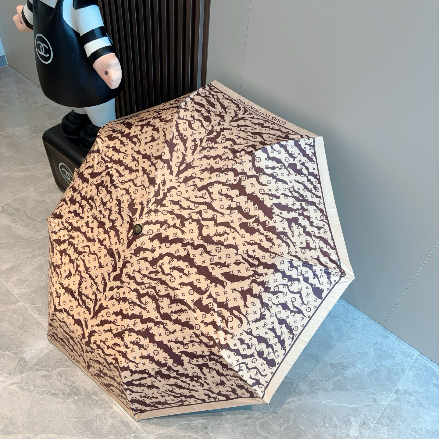 LOUIS VUITTON （路易威登）新款 三折自动折叠晴雨伞 新涂层技术深色伞面 拥有令人惊喜的遮光