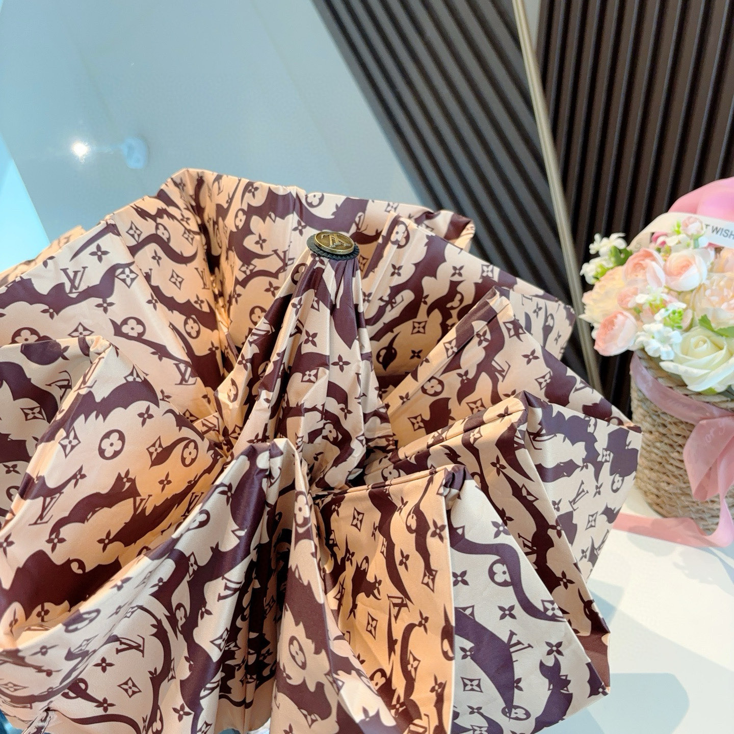 LOUIS VUITTON （路易威登）新款 三折自动折叠晴雨伞 新涂层技术深色伞面 拥有令人惊喜的遮光