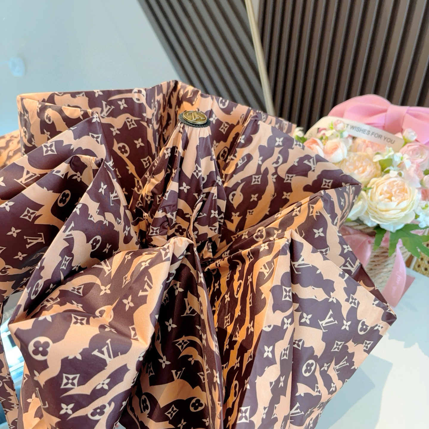 LOUIS VUITTON （路易威登）新款 三折自动折叠晴雨伞 新涂层技术深色伞面 拥有令人惊喜的遮光