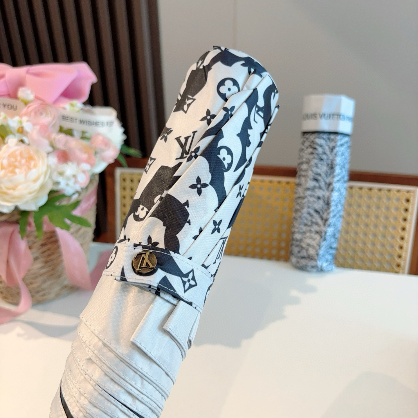 LOUIS VUITTON （路易威登）新款 三折自动折叠晴雨伞 新涂层技术深色伞面 拥有令人惊喜的遮光