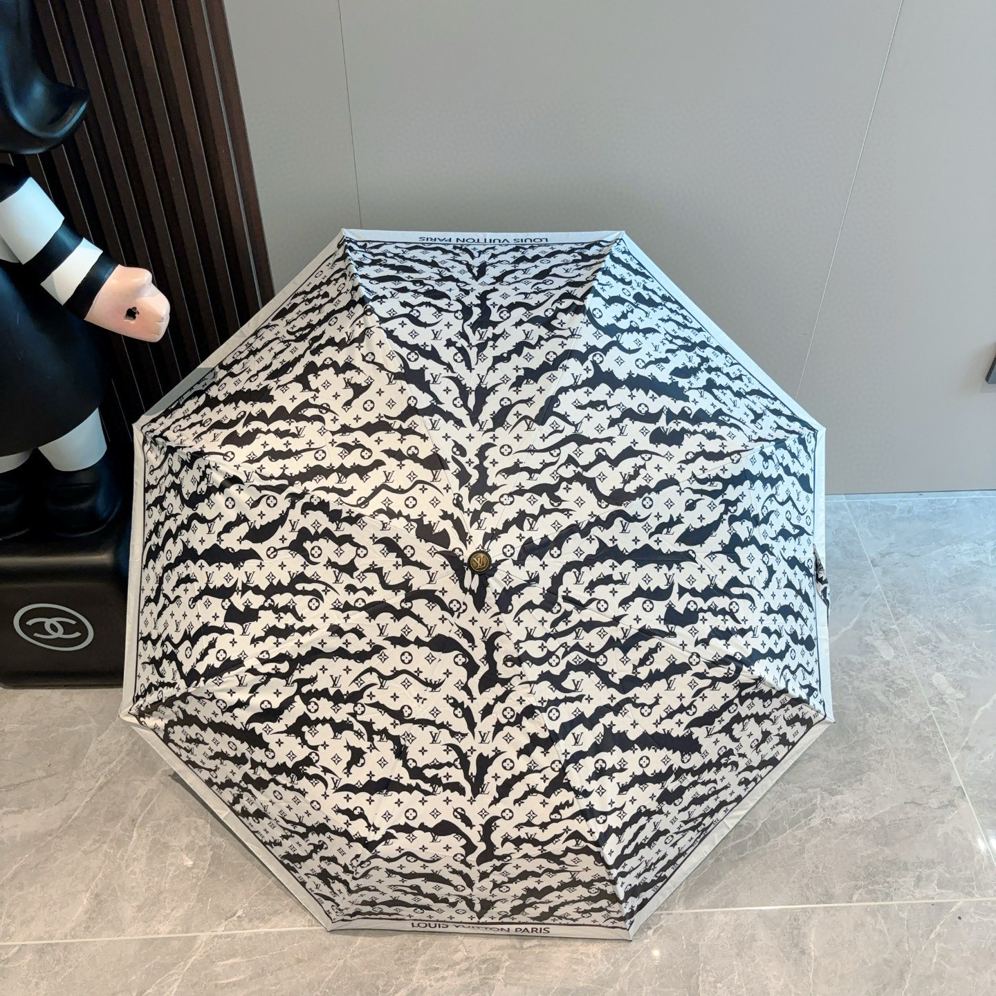LOUIS VUITTON （路易威登）新款 三折自动折叠晴雨伞 新涂层技术深色伞面 拥有令人惊喜的遮光