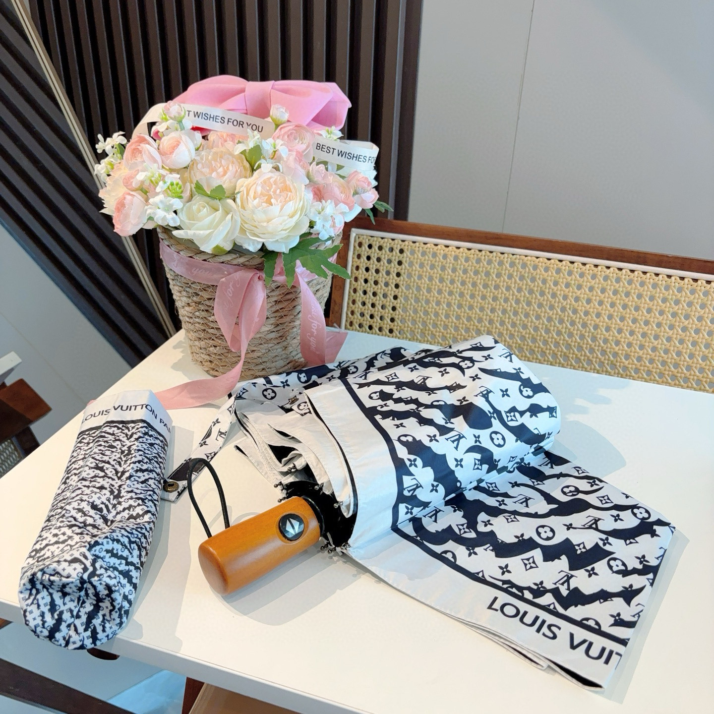 LOUIS VUITTON （路易威登）新款 三折自动折叠晴雨伞 新涂层技术深色伞面 拥有令人惊喜的遮光