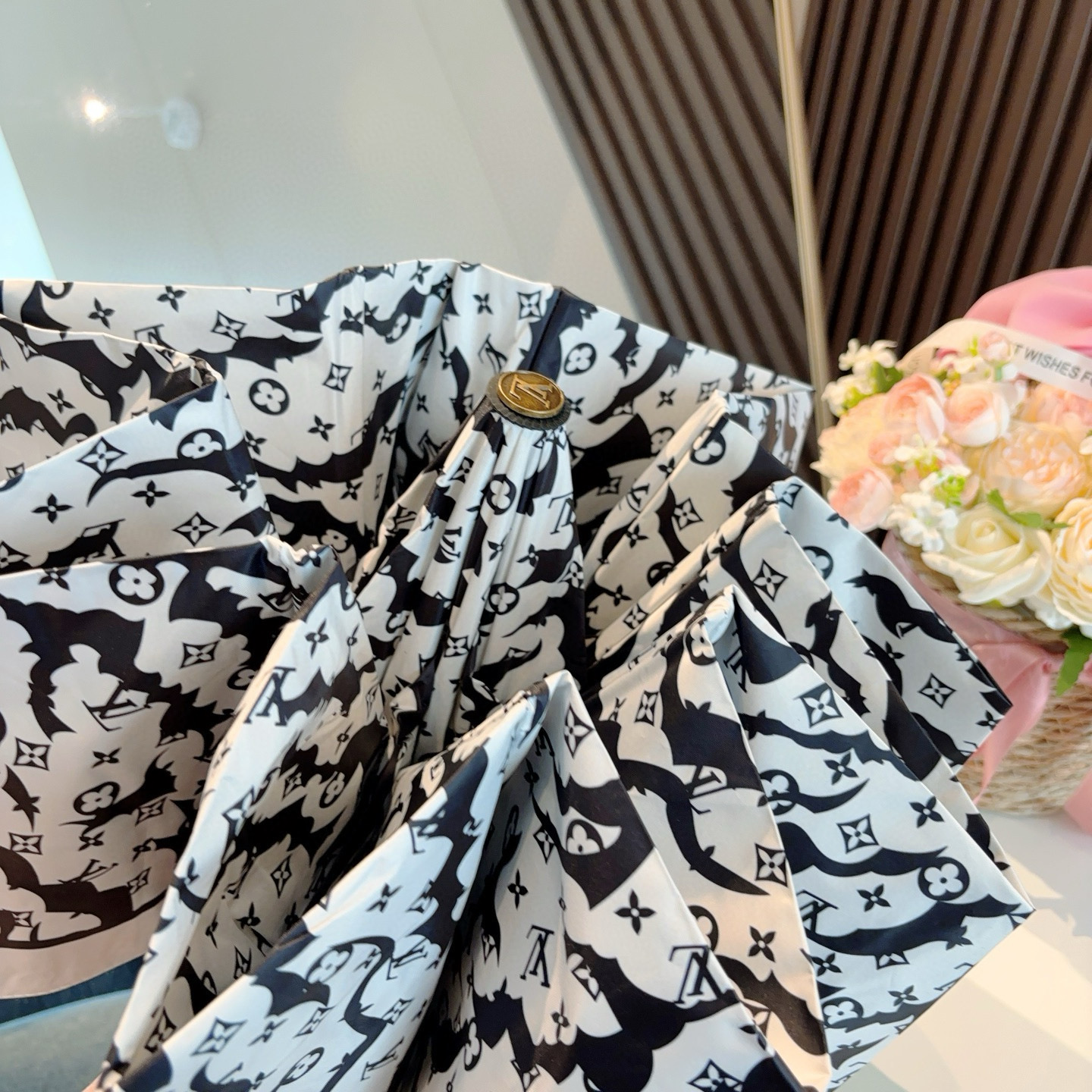 LOUIS VUITTON （路易威登）新款 三折自动折叠晴雨伞 新涂层技术深色伞面 拥有令人惊喜的遮光