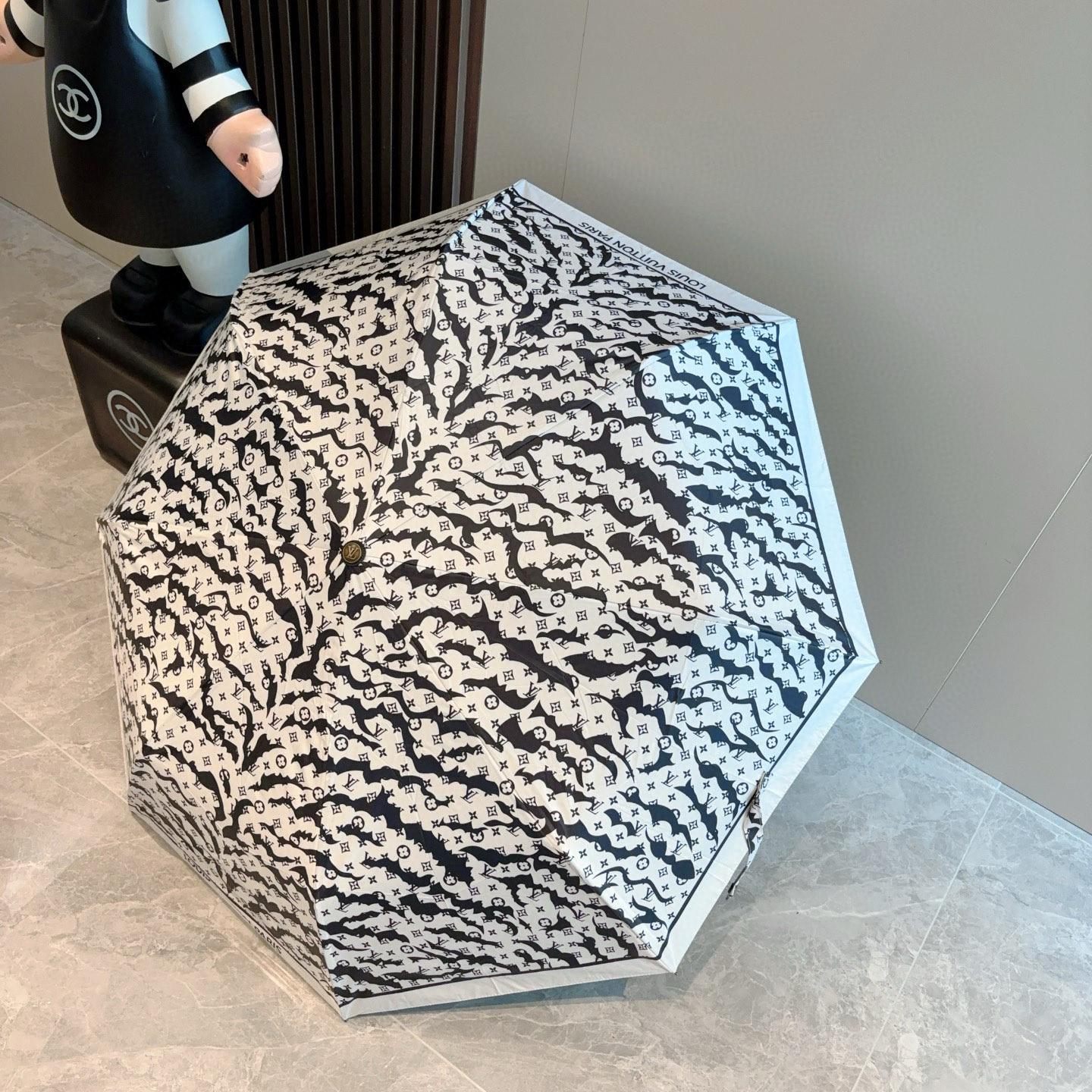 LOUIS VUITTON （路易威登）新款 三折自动折叠晴雨伞 新涂层技术深色伞面 拥有令人惊喜的遮光