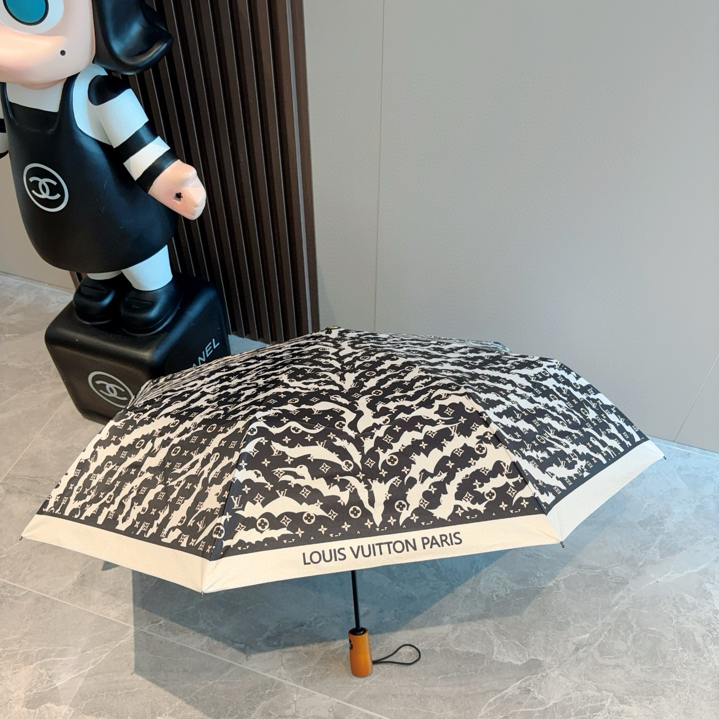 LOUIS VUITTON （路易威登）新款 三折自动折叠晴雨伞 新涂层技术深色伞面 拥有令人惊喜的遮光
