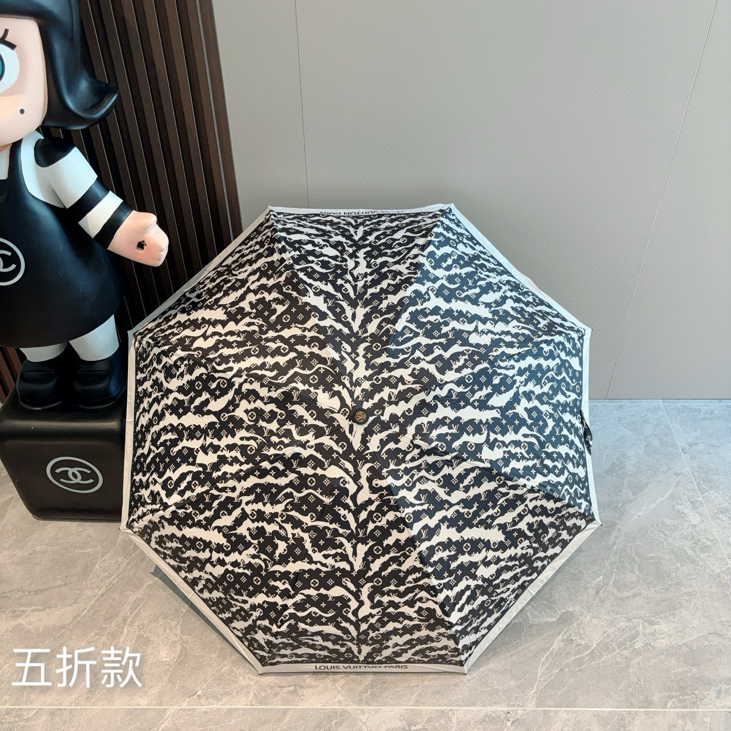  LOUIS VUITTON（路易威登）五折伞 热卖款 时尚指数爆表 不论晴天雨天使用都相得益彰 拥有它
