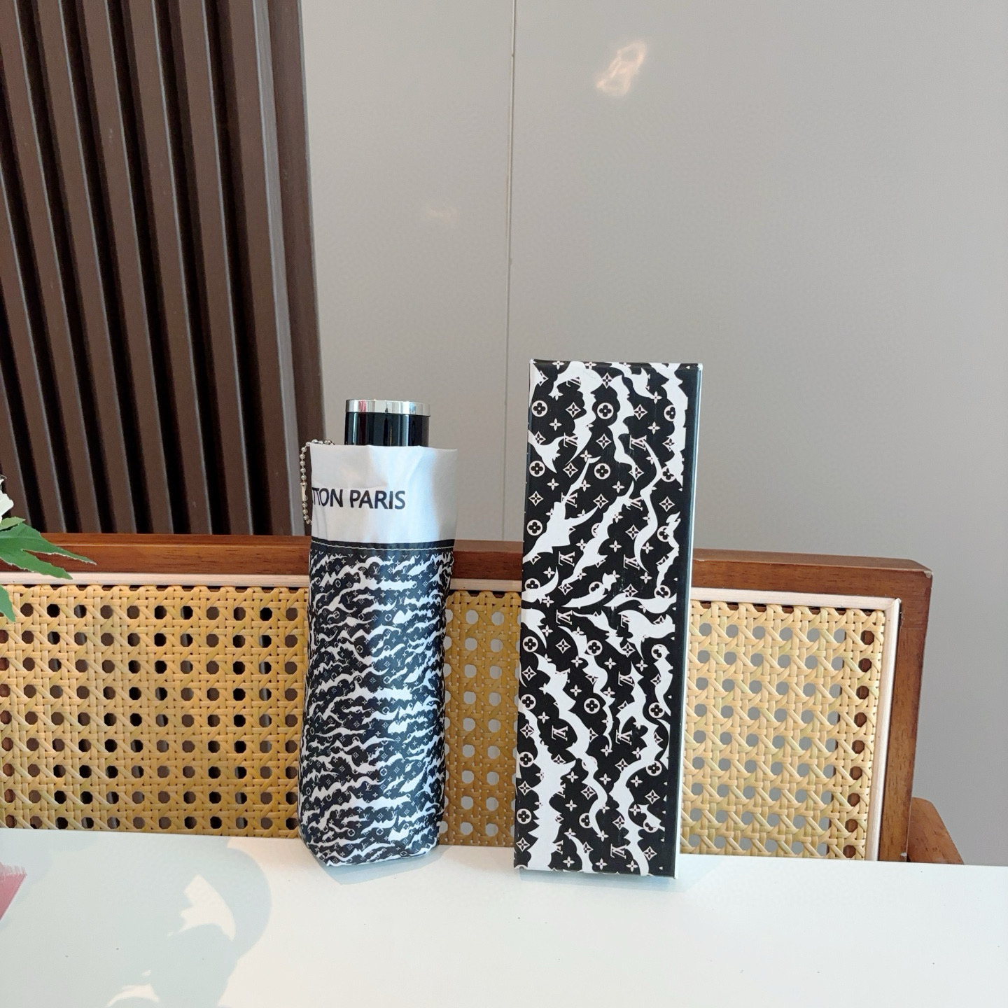  LOUIS VUITTON（路易威登）五折伞 热卖款 时尚指数爆表 不论晴天雨天使用都相得益彰 拥有它