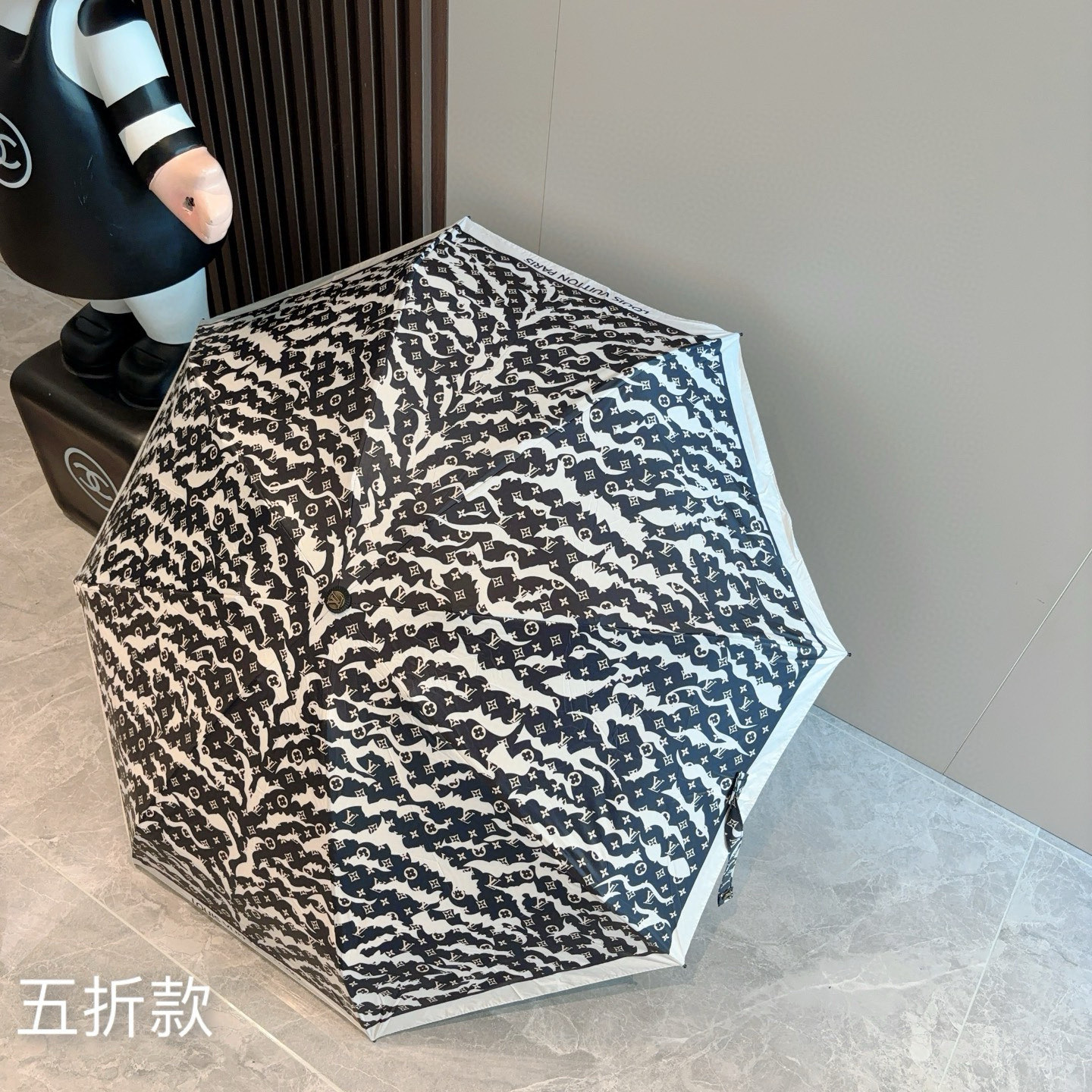  LOUIS VUITTON（路易威登）五折伞 热卖款 时尚指数爆表 不论晴天雨天使用都相得益彰 拥有它