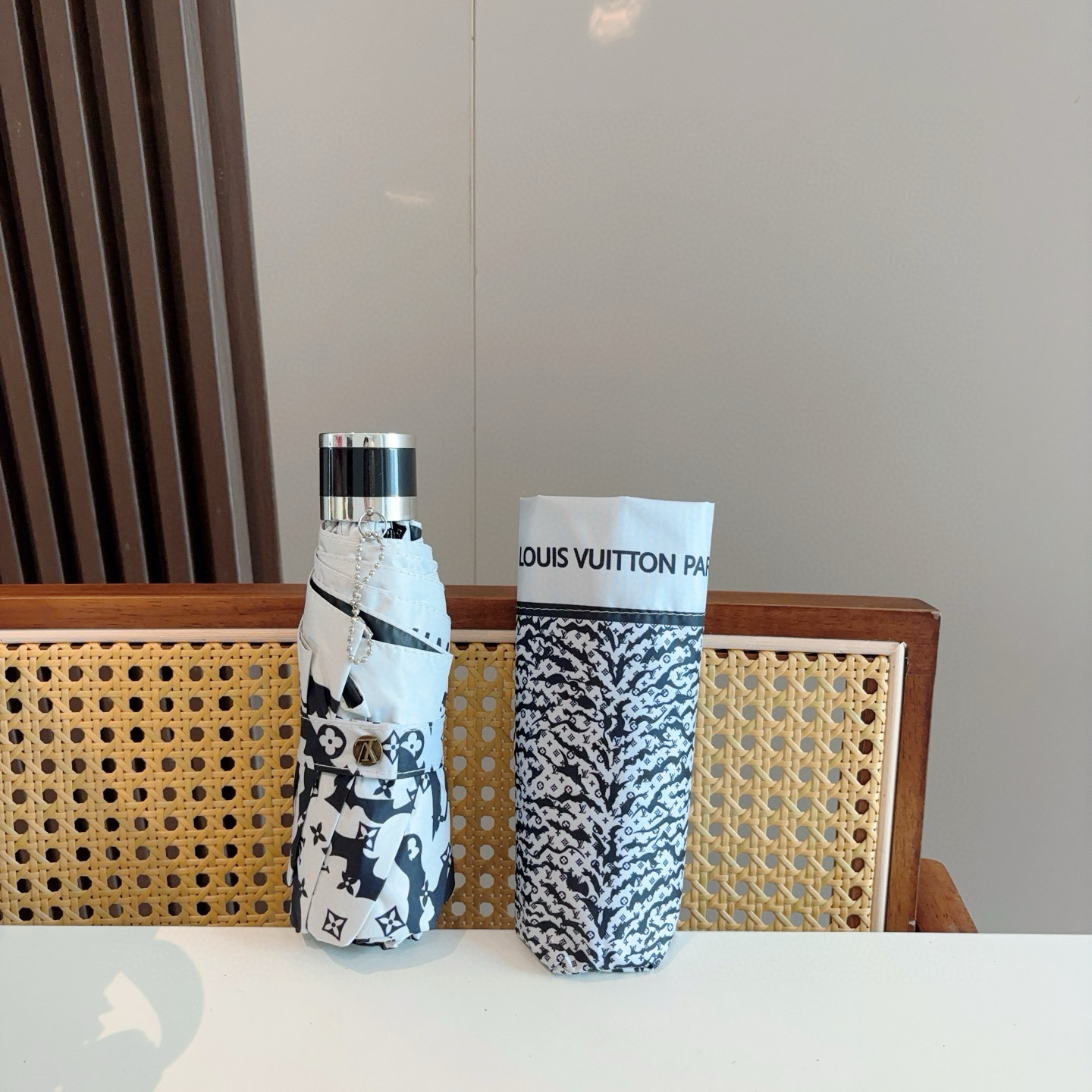  LOUIS VUITTON（路易威登）五折伞 热卖款 时尚指数爆表 不论晴天雨天使用都相得益彰 拥有它