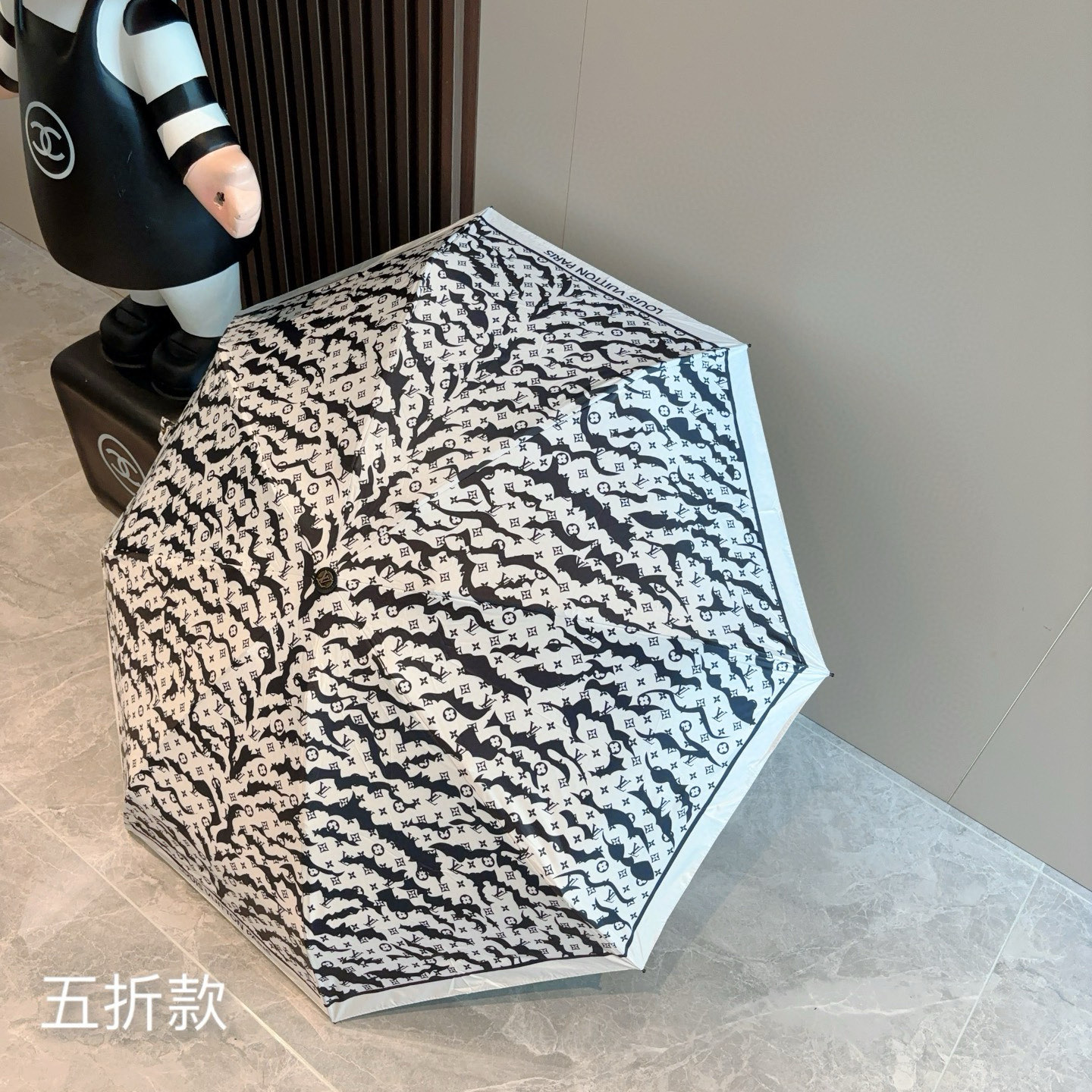  LOUIS VUITTON（路易威登）五折伞 热卖款 时尚指数爆表 不论晴天雨天使用都相得益彰 拥有它
