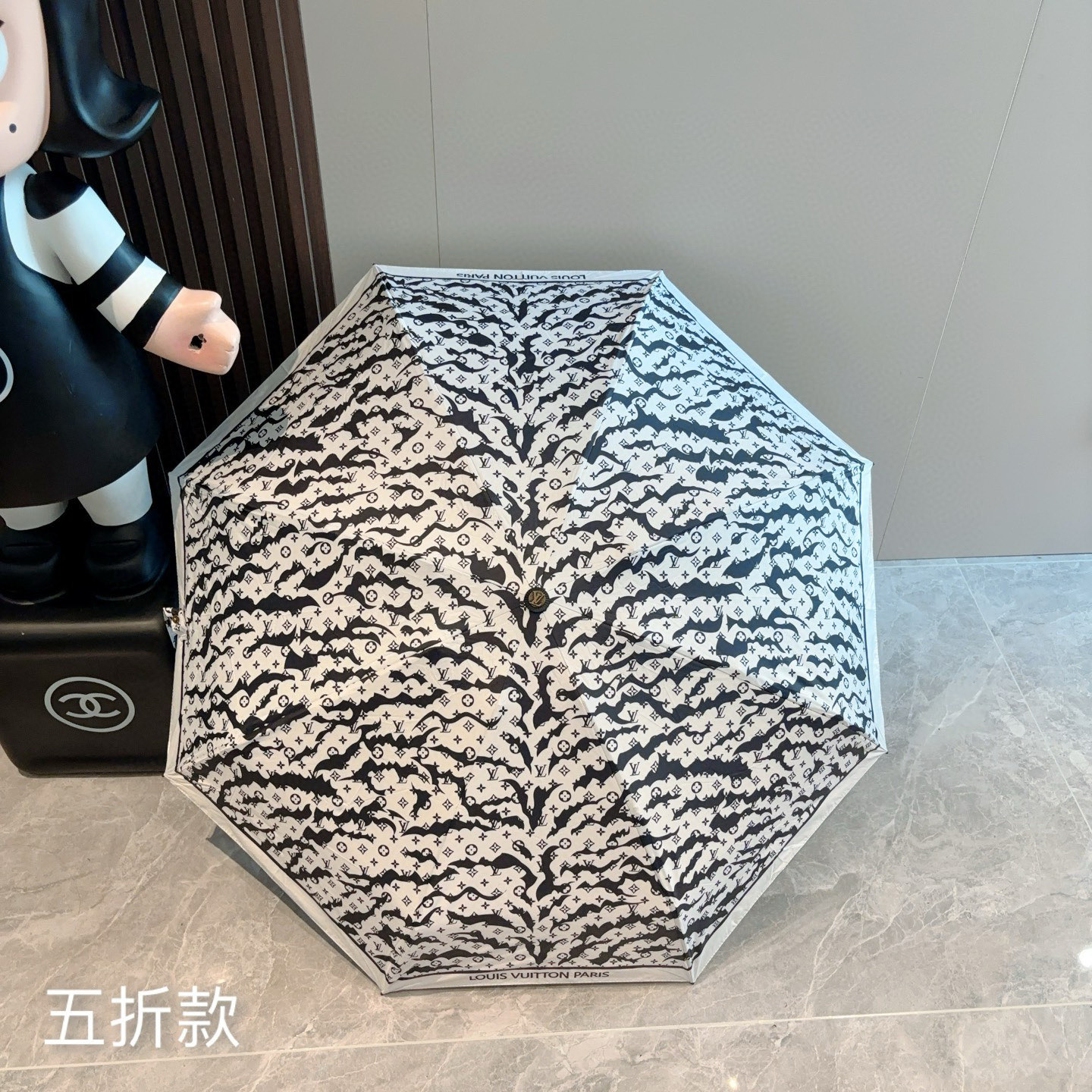  LOUIS VUITTON（路易威登）五折伞 热卖款 时尚指数爆表 不论晴天雨天使用都相得益彰 拥有它
