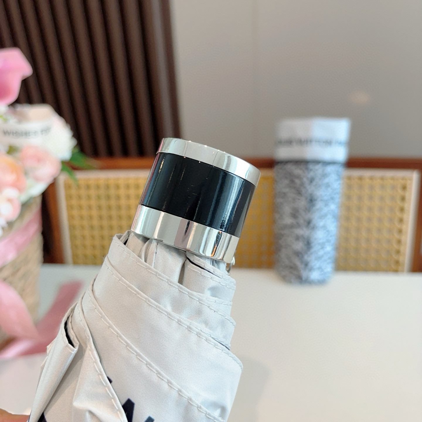  LOUIS VUITTON（路易威登）五折伞 热卖款 时尚指数爆表 不论晴天雨天使用都相得益彰 拥有它