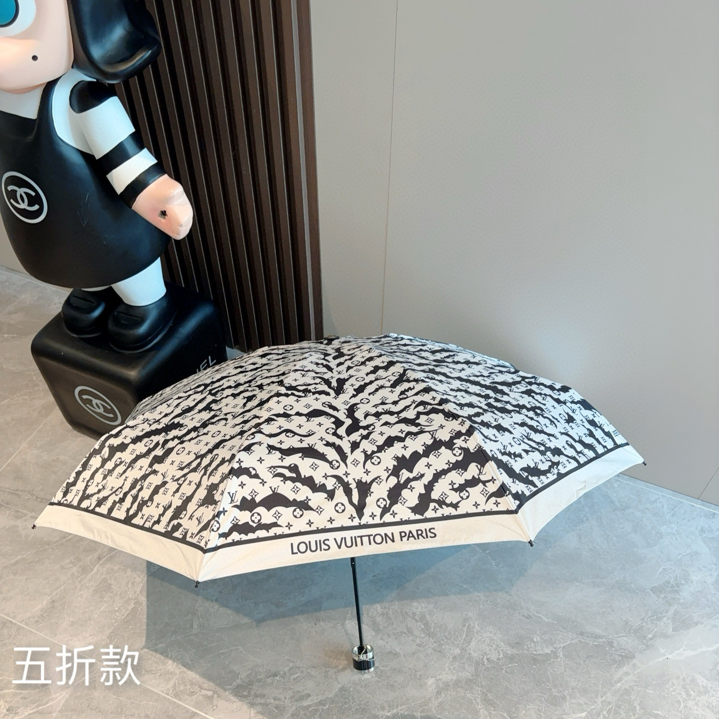  LOUIS VUITTON（路易威登）五折伞 热卖款 时尚指数爆表 不论晴天雨天使用都相得益彰 拥有它