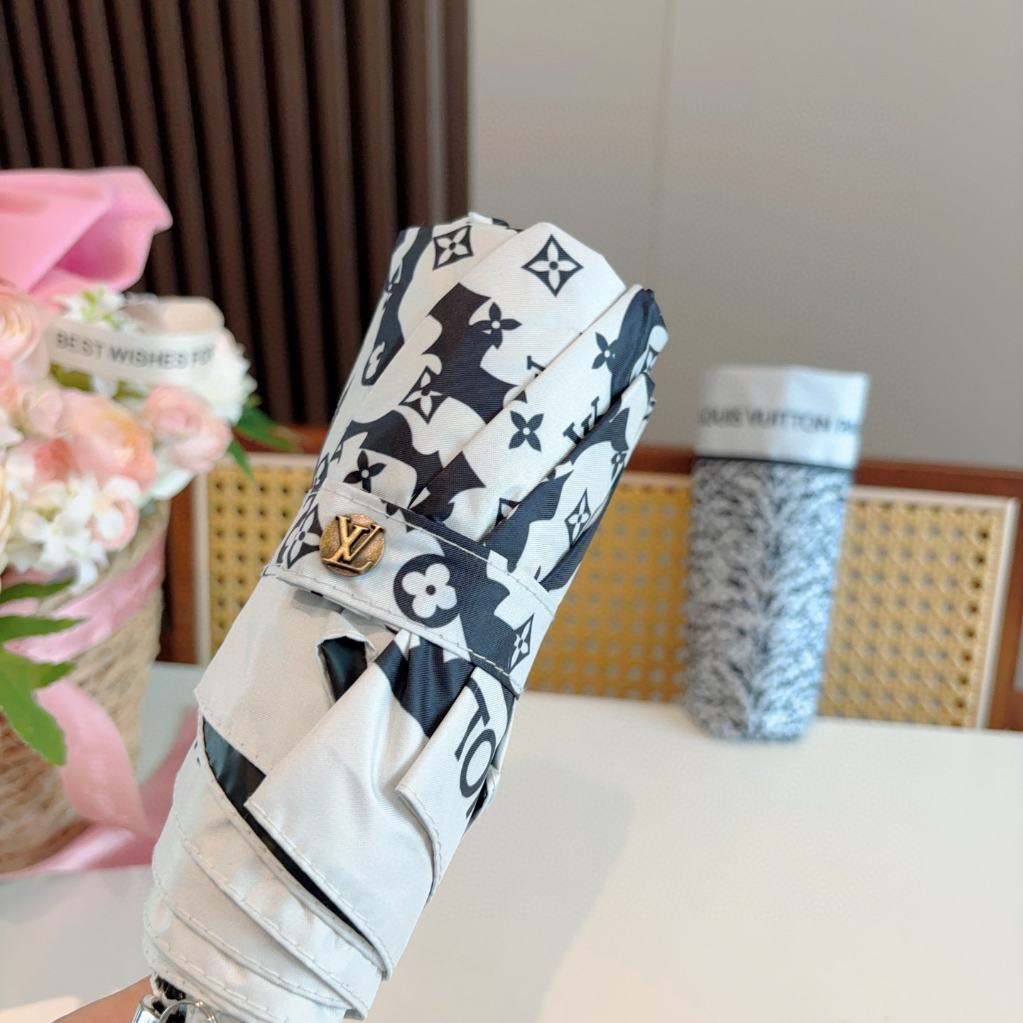  LOUIS VUITTON（路易威登）五折伞 热卖款 时尚指数爆表 不论晴天雨天使用都相得益彰 拥有它
