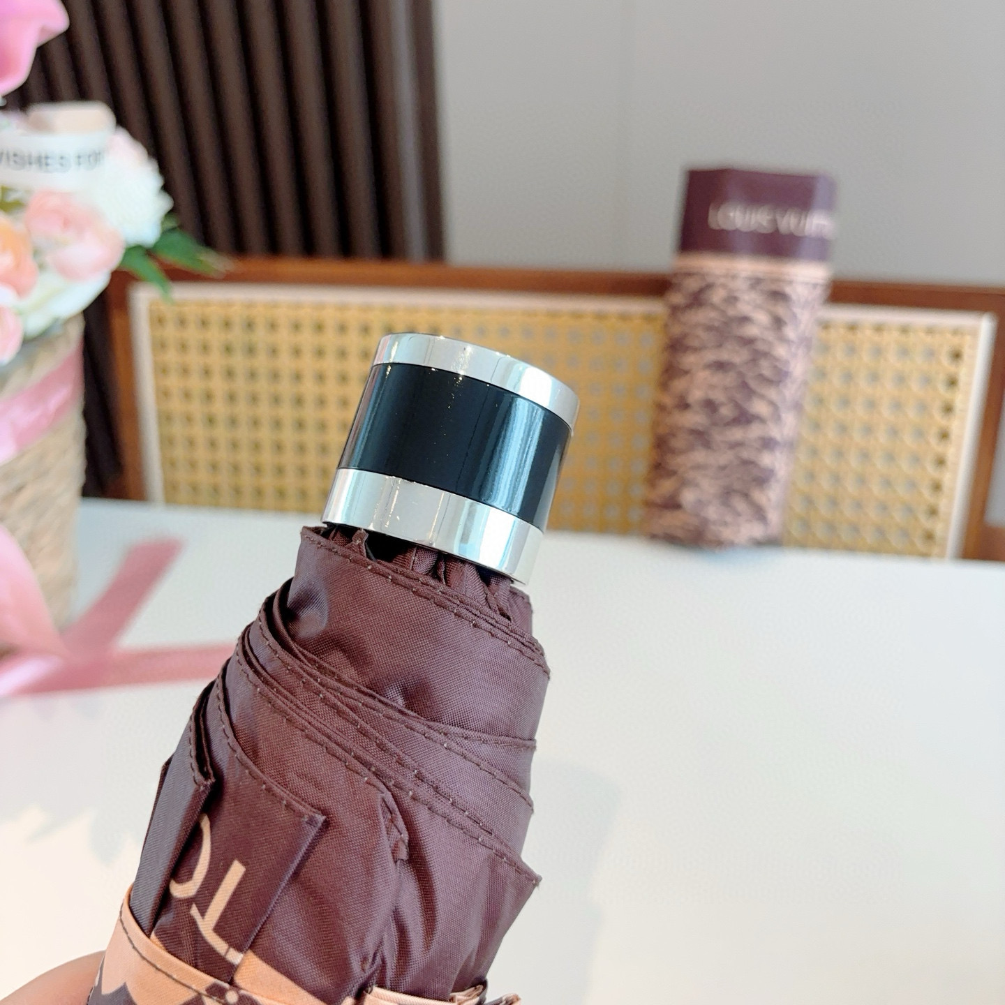 LOUIS VUITTON（路易威登）五折伞 热卖款 时尚指数爆表 不论晴天雨天使用都相得益彰 拥有它